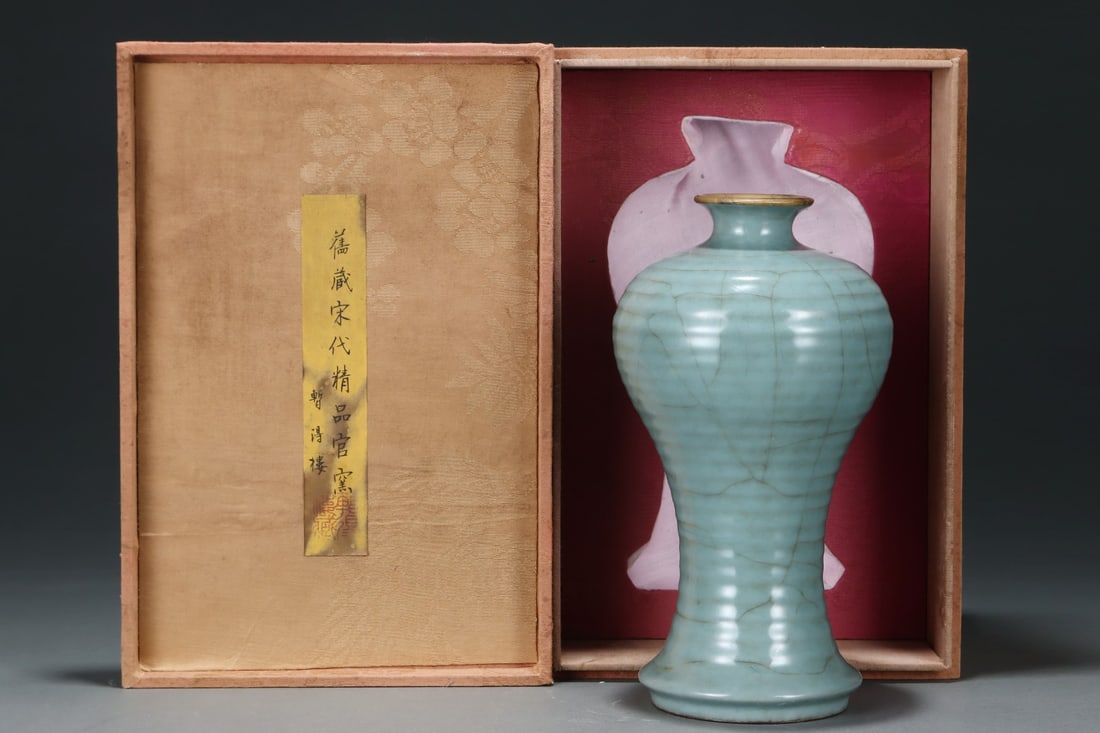 An Exquisite Guan yao Celadon Glazed Vase: An Exquisite Guan yao Celadon Glazed Vase Song Dynasty, China Size:22.3cmx13cm (The Dimensions Of All Batches Are Manually Measured.If You Need More Detailed Information, Please Contact Our