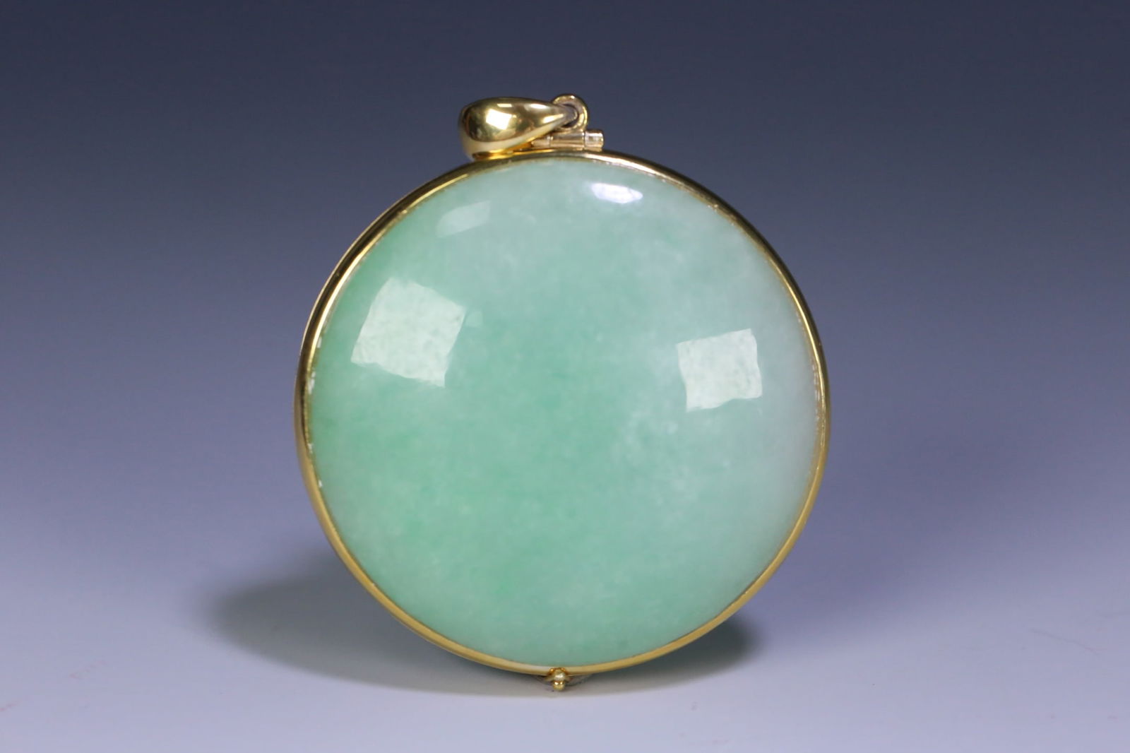 An Exquisite Jadeite Covered silver-gilt Statue of Avalokitesvara Pattern Brand: An Exquisite Jadeite Covered silver-gilt Statue of Avalokitesvara Pattern Brand Qing Dynasty, China Size:5cmx1.9cm Weight:66g (The Dimensions Of All Batches Are Manually Measured.If You Need More