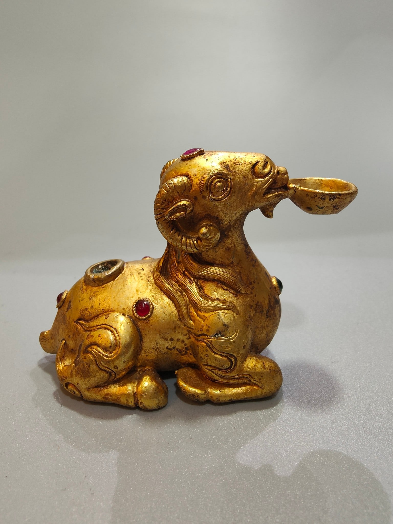 An Exquisite Gilt Bronze Inlaid Gems Sheep Ornament: An Exquisite Gilt Bronze Inlaid Gems Sheep Ornament Qing Dynasty, China Size:7cmx10cm Weight:399g (The Dimensions Of All Batches Are Manually Measured.If You Need More Detailed Information, Please