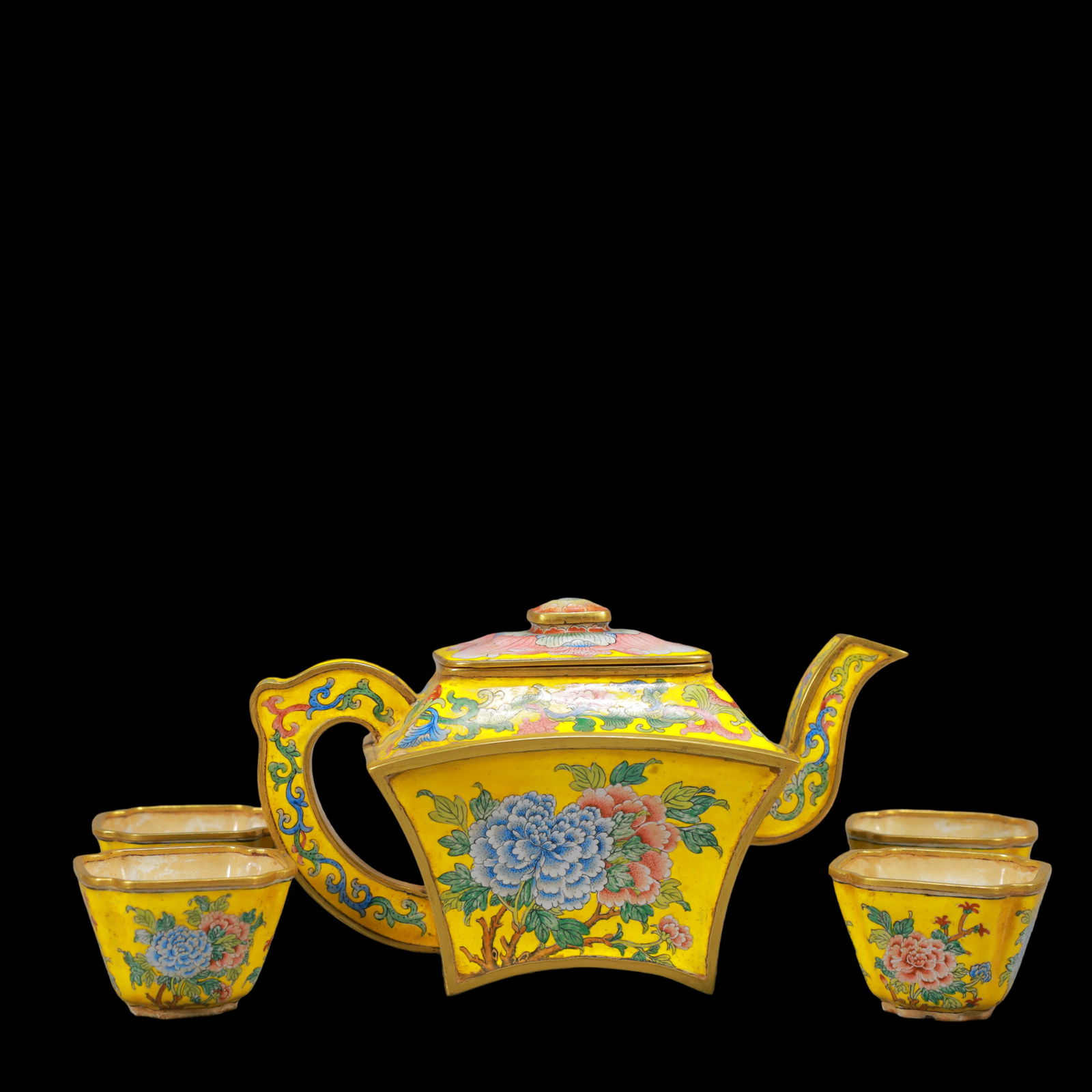 A Exquisite A Set of Coppery Enamel Lotus Pattern Flower Pattern Teapot Cup: A Exquisite A Set of Coppery Enamel Lotus Pattern Flower Pattern Teapot Cup Qing Dynasty, China Qianlong Four-character Mark Teapot Size:16cmx8cmx9cm Cup Size:4.8cmx3cm Weight:700g (The Dimensions