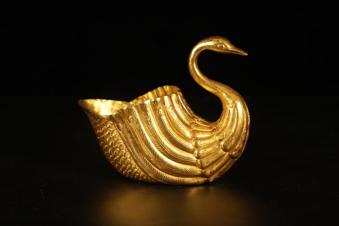 An Exquisite Gilt Bronze Mandarin Duck-Shaped Cup: An Exquisite Gilt Bronze Mandarin Duck-Shaped Cup Qing Dynasty, China Qianlong Four-character Mark Size:8.5cmx10cm Weight:131g (The Dimensions Of All Batches Are Manually Measured.If You Need More