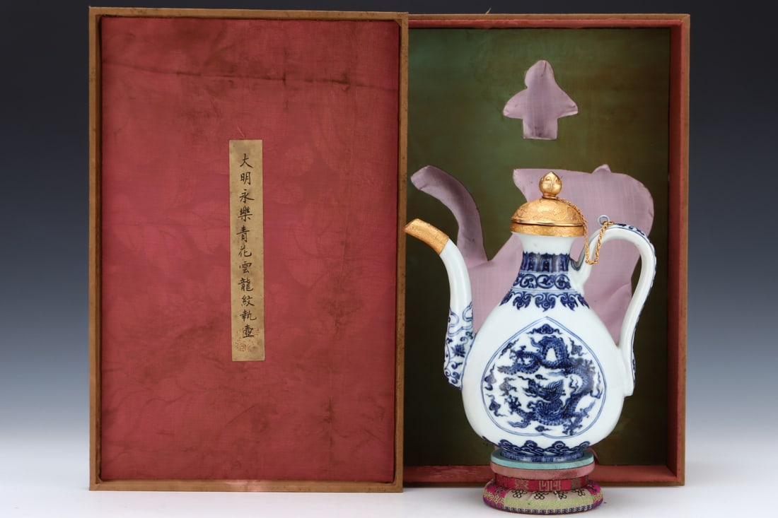 An Exquisite Blue and White Cover with Gold Lotus Pattern Dragon Pattern Ewer (1 of 9)