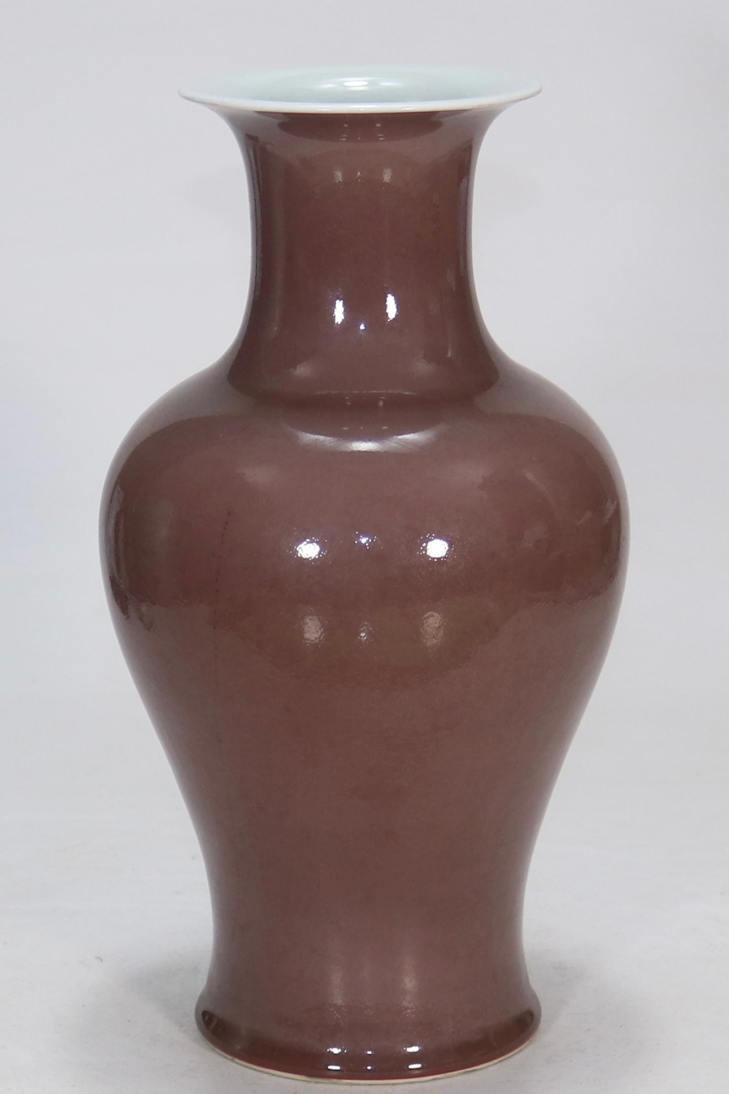 An Exquisite PeachBloom-Glazed Vase: An Exquisite PeachBloom-Glazed Vase Qing Dynasty, China Kangxi Six-character Mark Size:30cmx11cm (The Dimensions Of All Batches Are Manually Measured.If You Need More Detailed Information, Please