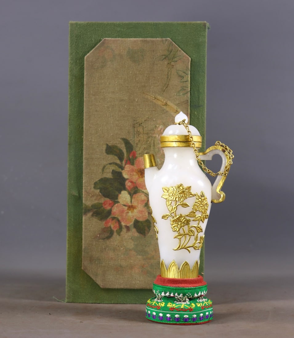 An Exquisite White Jade Cover with Gold Flower Pattern Ewer: An Exquisite White Jade Cover with Gold Flower Pattern Ewer Qing Dynasty, China Size:15cmx7.5cmx4.5cm Weight:247g (The Dimensions Of All Batches Are Manually Measured.If You Need More Detailed