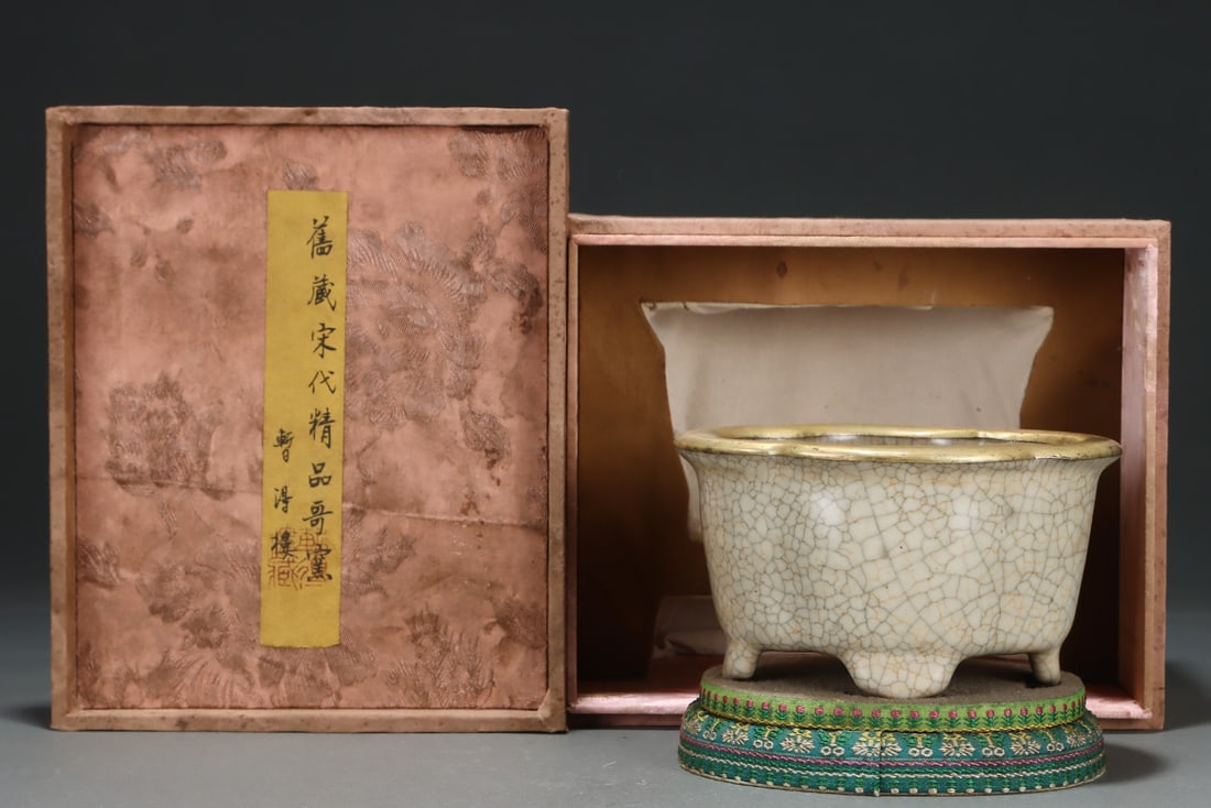 An Exquisite Ge yao Yellow Glazed Brush Washer: An Exquisite Ge yao Yellow Glazed Brush Washer Song Dynasty, China Size:9.3cmx16cm (The Dimensions Of All Batches Are Manually Measured.If You Need More Detailed Information, Please Contact Our