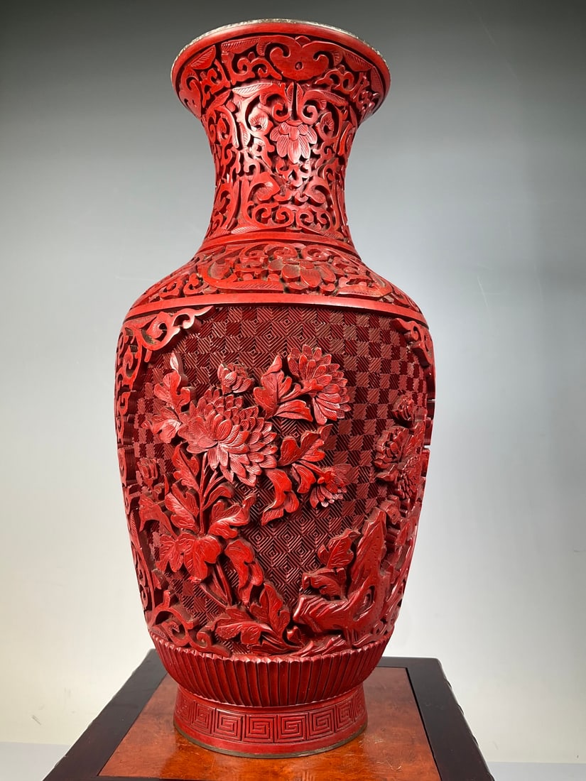 An Exquisite Bronze Carved Red Lacquer Flower Pattern Vase: An Exquisite Bronze Carved Red Lacquer Flower Pattern Vase Modern Time of China Size:30.5cm (The Dimensions Of All Batches Are Manually Measured.If You Need More Detailed Information, Please Contact O