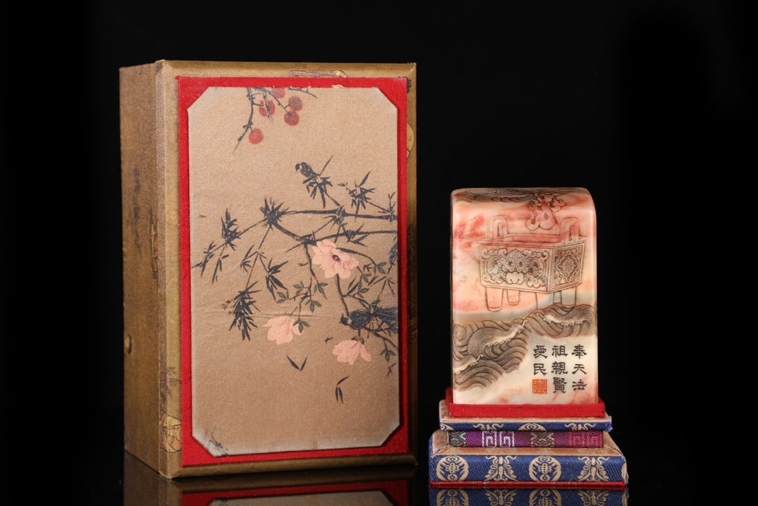 An Exquisite Shoushan Stone Dragon Pattern Seal: An Exquisite Shoushan Stone Dragon Pattern Seal Qing Dynasty, China Size:11cmx7.5cm Weight:1663g (The Dimensions Of All Batches Are Manually Measured.If You Need More Detailed Information, Please