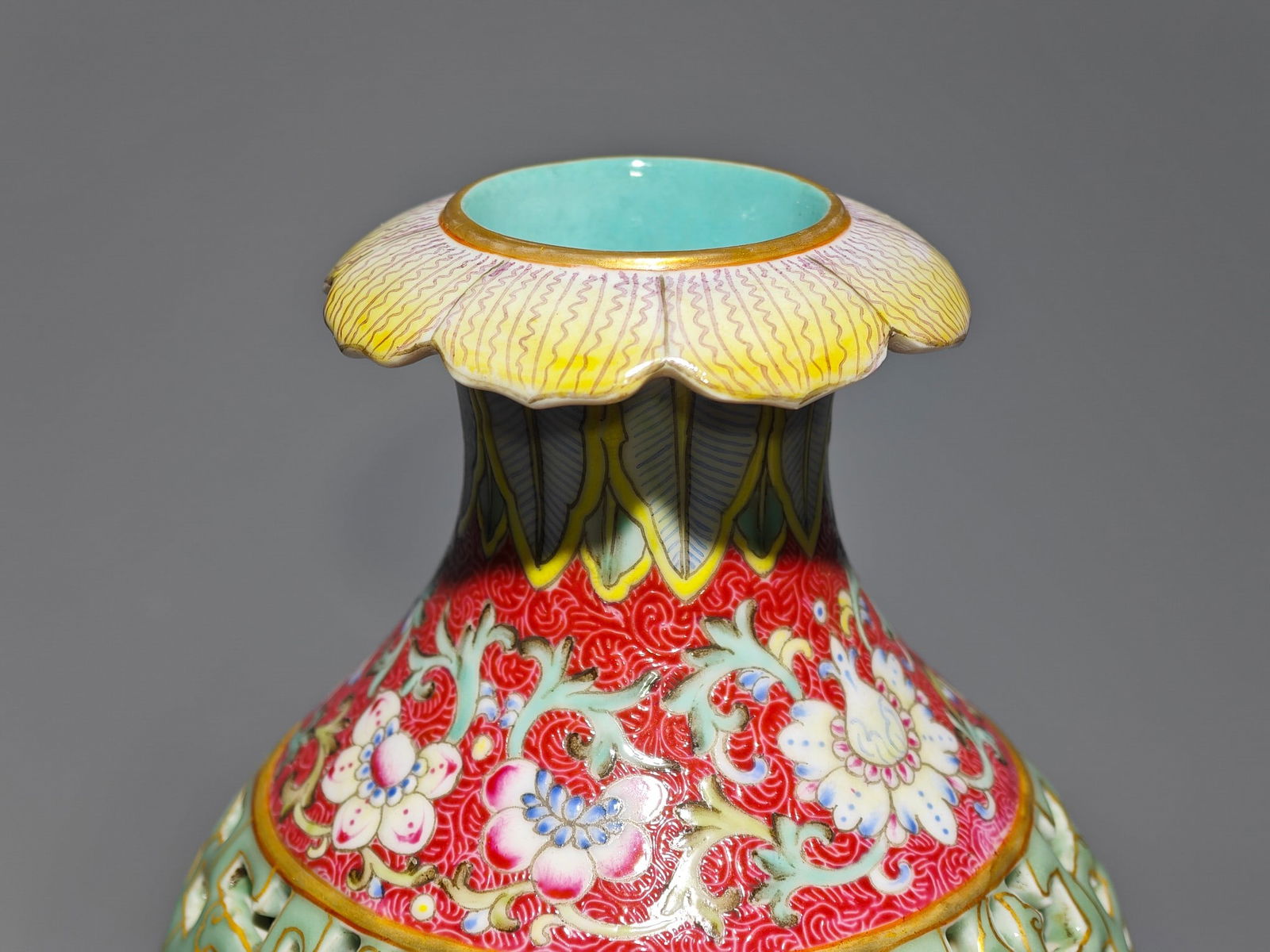 An Exquisite Enamel Ruby Red-Glazed Painted Gold Lotus Pattern Dragon Pattern Double-Ears Vase - 4