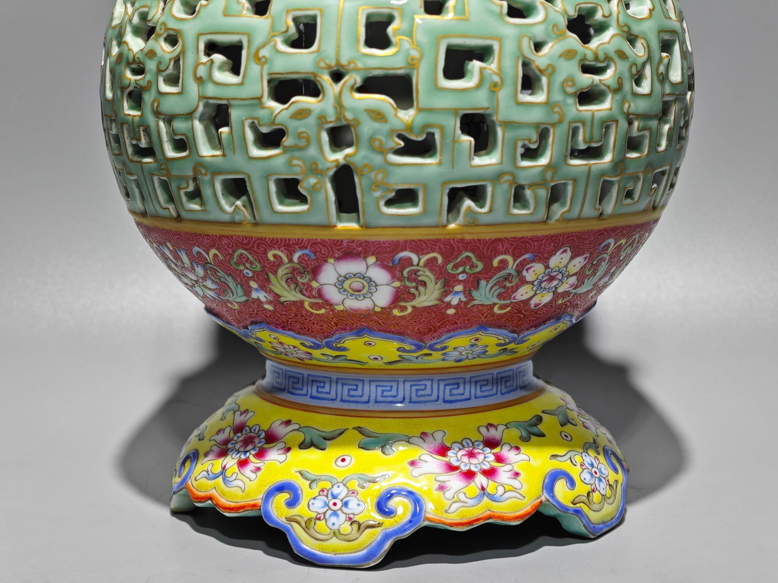 An Exquisite Enamel Ruby Red-Glazed Painted Gold Lotus Pattern Dragon Pattern Double-Ears Vase - 7