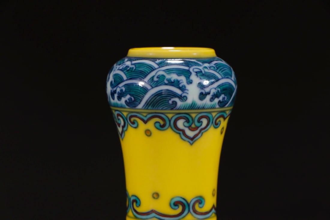 An Exquisite Doucai Lotus Pattern Dragon Pattern Vase - 2