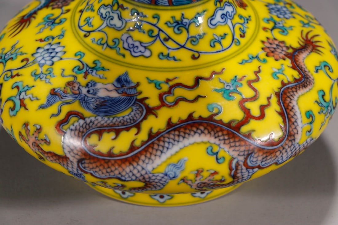 An Exquisite Doucai Lotus Pattern Dragon Pattern Vase - 4