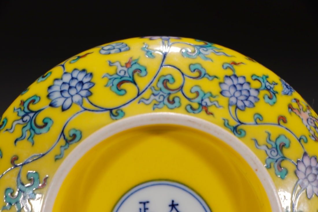 An Exquisite Doucai Lotus Pattern Dragon Pattern Vase - 8