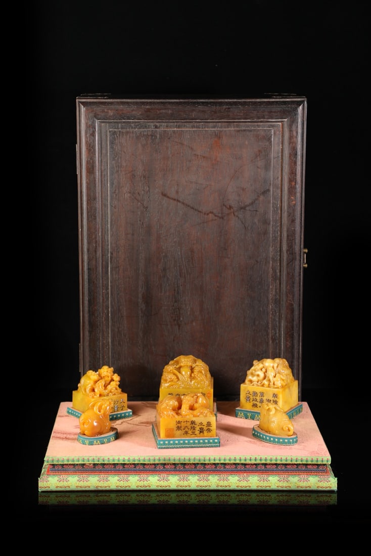 A Set of Fine Shoushan Stone Auspicious Beast Seal: A Set of Fine Shoushan Stone Auspicious Beast Seal Qing Dynasty, China Size:8cmx7.5cmx7.5cmWeight:2352g (The Dimensions Of All Batches Are Manually Measured.If You Need More Detailed Information,