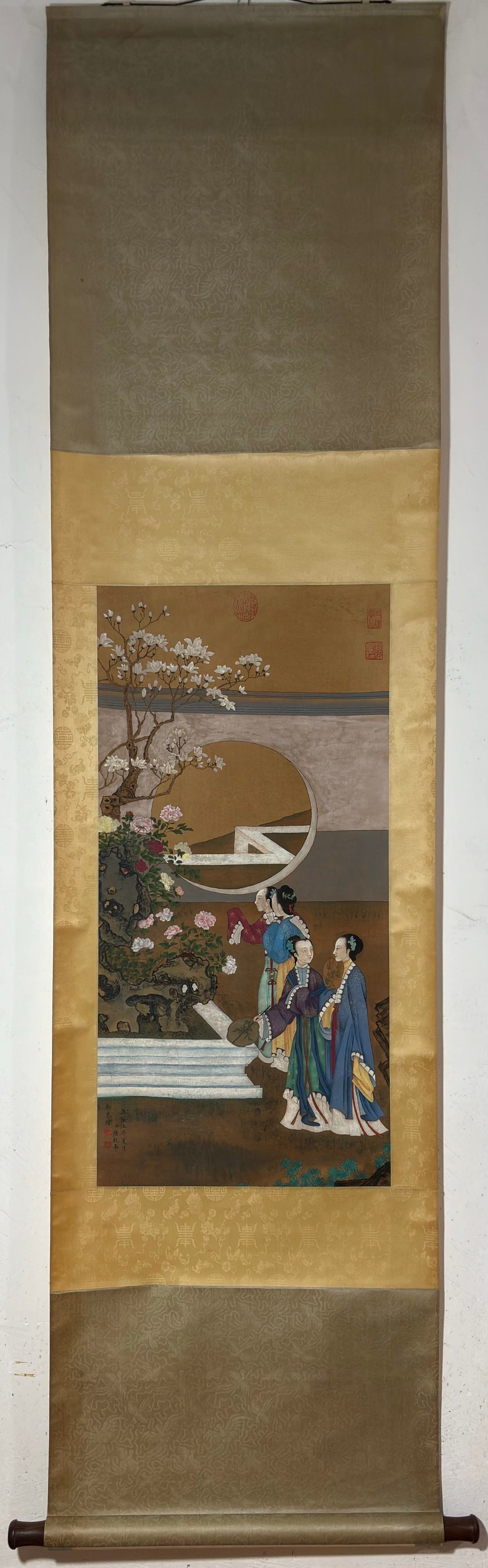 A Chinese Vertical Scroll Ink Painting of Character and Story on Silk: A Chinese Vertical Scroll Ink Painting of Character and Story on Silk Chen mei Without frame Size:83.5cmx40.5cm (The Dimensions Of All Batches Are Manually Measured.If You Need More Detailed