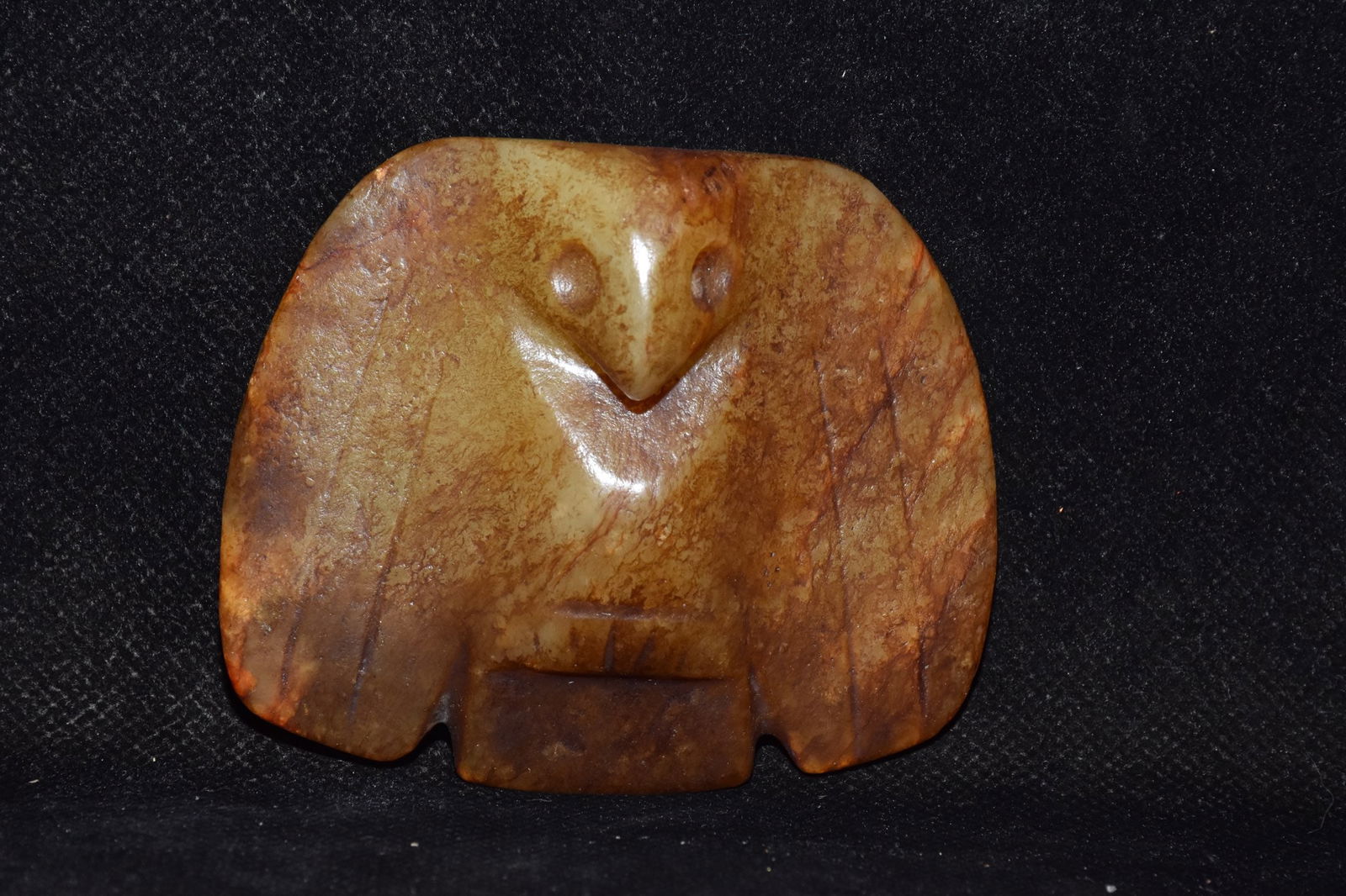 An Exquisite Hemo Jade Bird Ornament: An Exquisite Hemo Jade Bird Ornament Hongshan Culture Size:7.5cmx7cm Weight:90g (The Dimensions Of All Batches Are Manually Measured.If You Need More Detailed Information, Please Contact Our