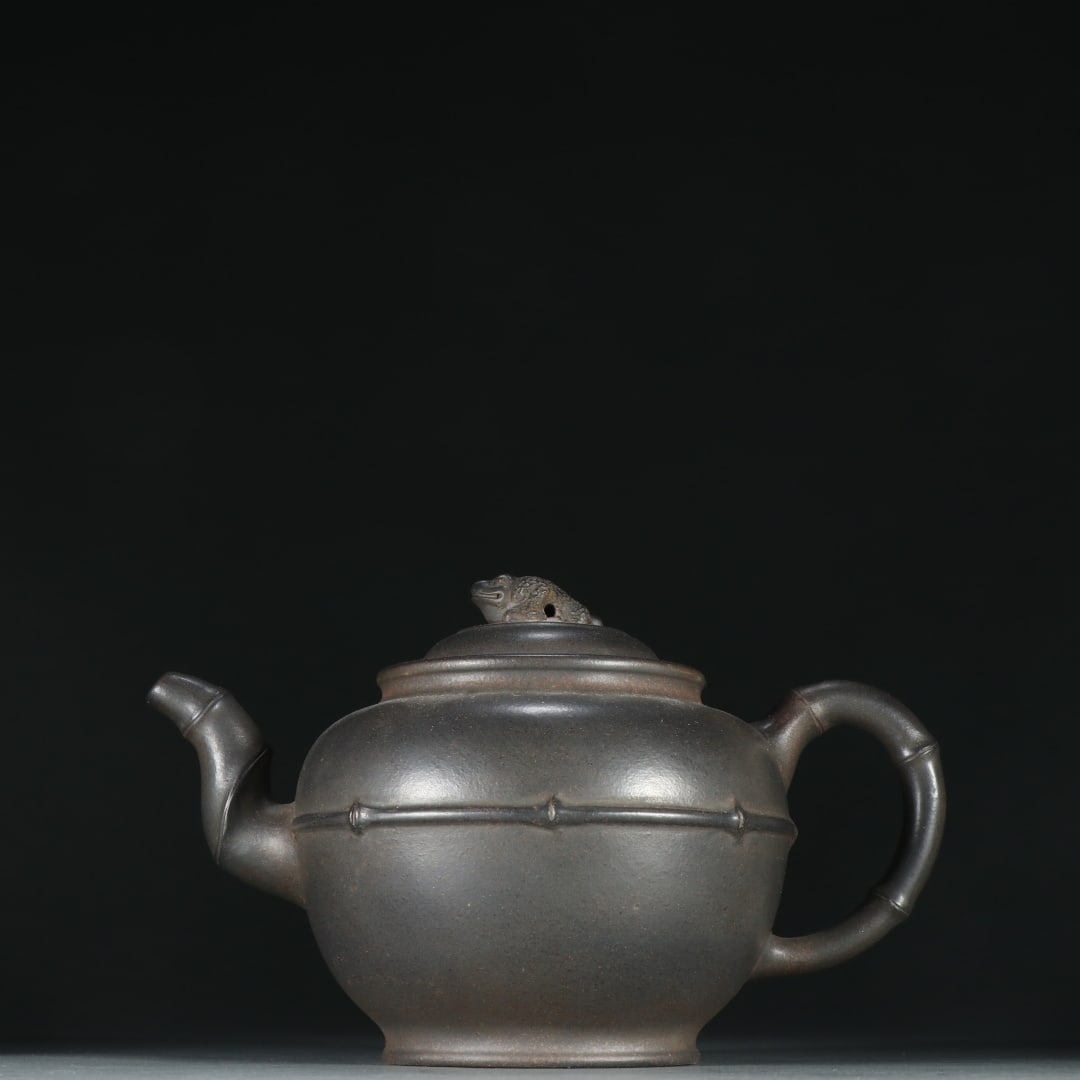 An Exquisite Purple Sands Teapot: An Exquisite Purple Sands Teapot Qing Dynasty, China Size:12cmx18.8cm (The Dimensions Of All Batches Are Manually Measured.If You Need More Detailed Information, Please Contact Our Customer Service Be