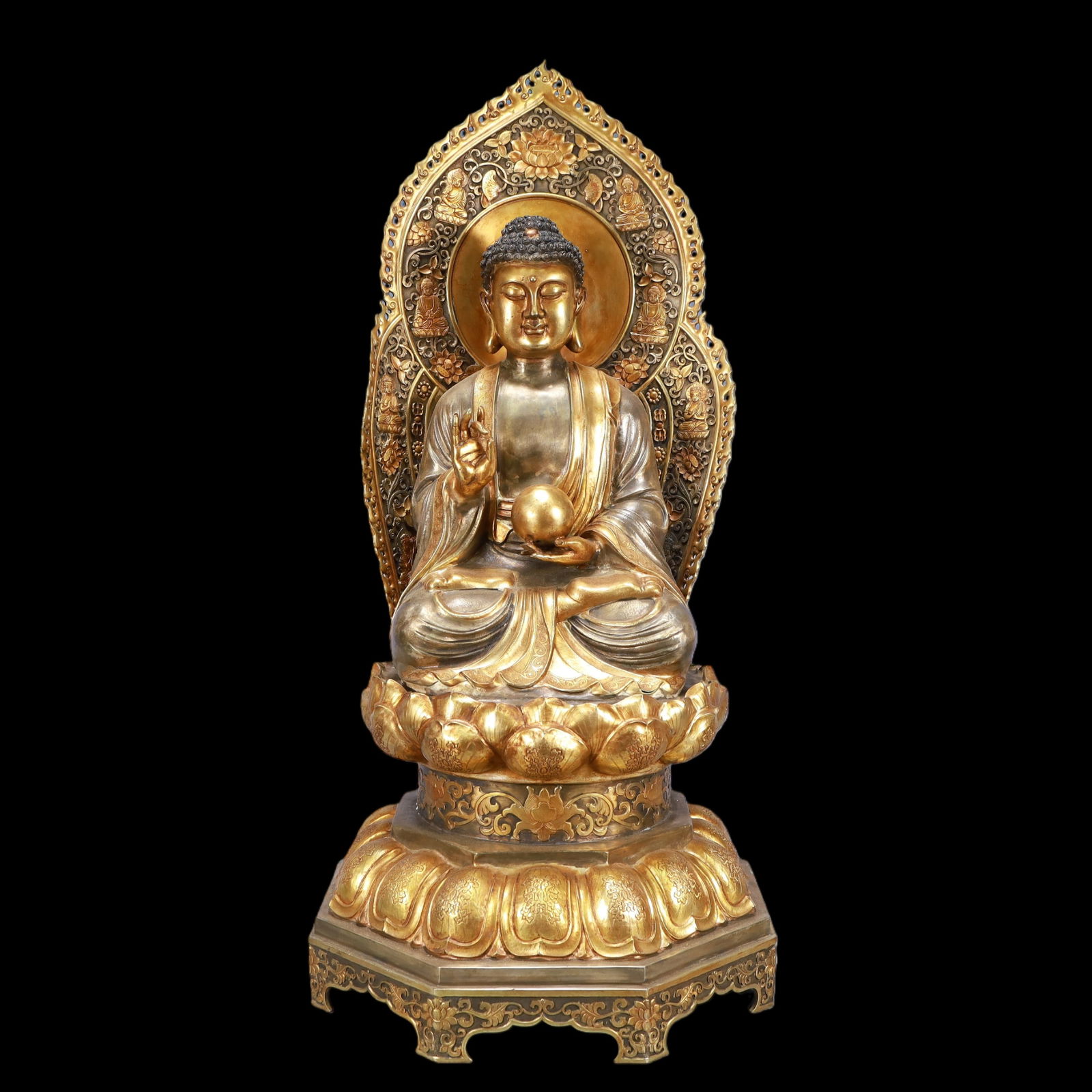 A Exquisite Gilt Silver Statue of Sakyamuni: A Exquisite Gilt Silver Statue of Sakyamuni Tang Dynasty, China Zhenguan Four-character Mark Size:34cmx65cm Weight:21000g (The Dimensions Of All Batches Are Manually Measured.If You Need More