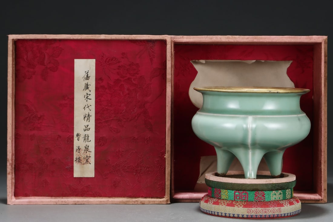 An Exquisite Longquan yao Celadon Glazed Tripod Censer: An Exquisite Longquan yao Celadon Glazed Tripod Censer Song Dynasty, China Size:12.7cmx16.5cm (The Dimensions Of All Batches Are Manually Measured.If You Need More Detailed Information, Please