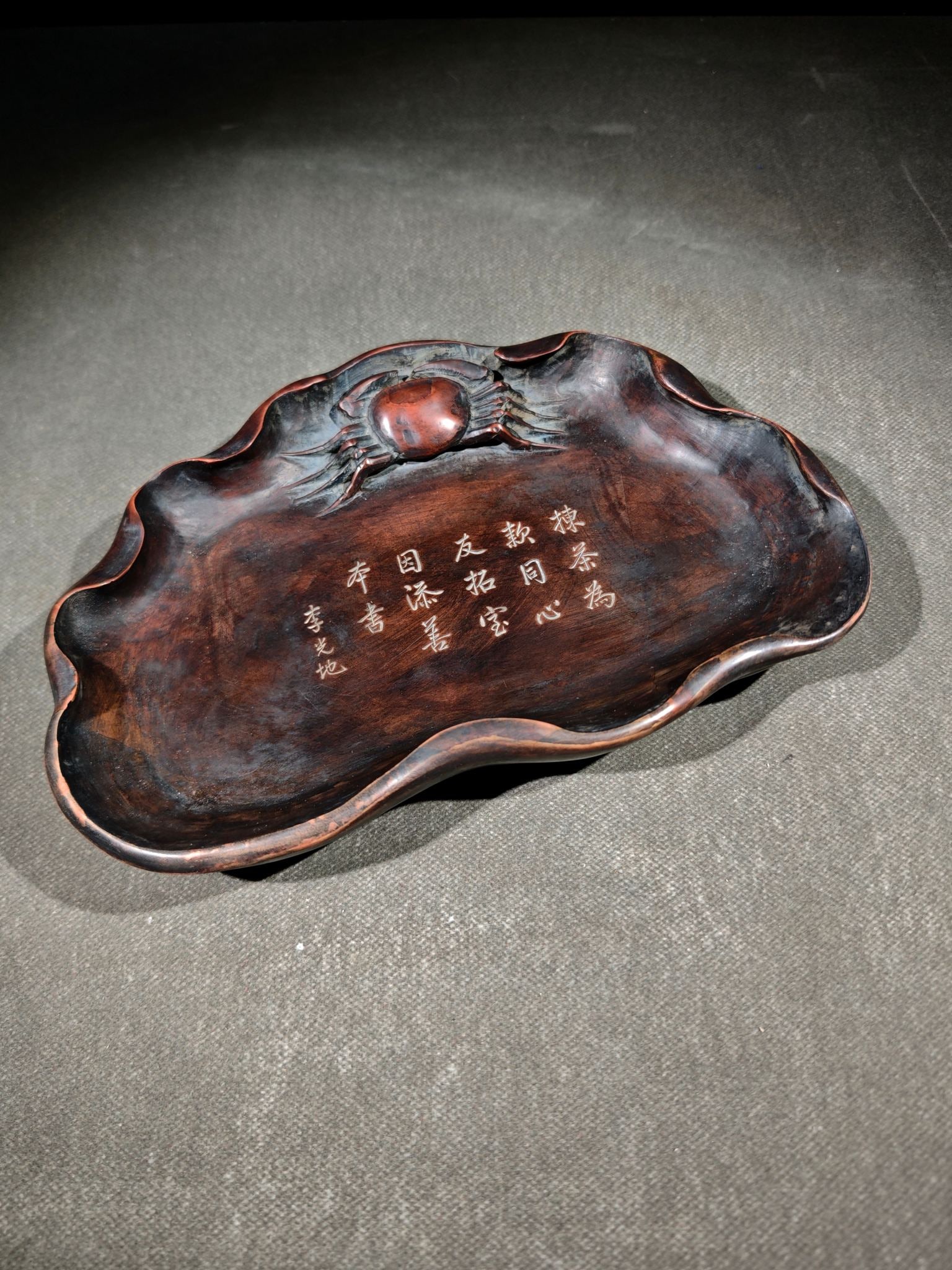 An Exquisite Crab Pattern Inkstone: An Exquisite Crab Pattern Inkstone Li guangdi Size:24.5cmx17cmx4.5cm (The Dimensions Of All Batches Are Manually Measured.If You Need More Detailed Information, Please Contact Our Customer Service