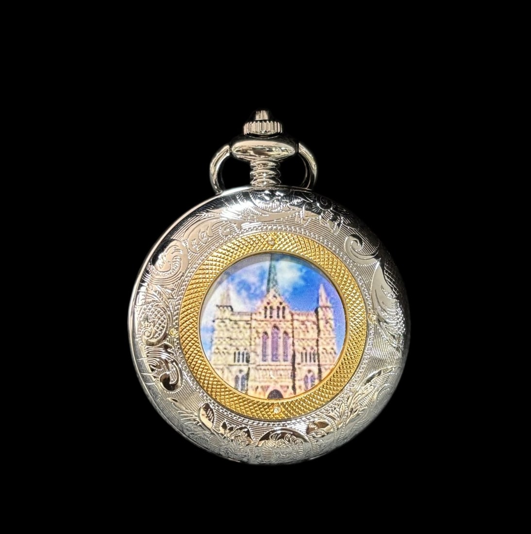 An Exquisite Gilt Silver Flower Pattern Pocket watch: An Exquisite Gilt Silver Flower Pattern Pocket watch Qing Dynasty, China Size:5cm (The Dimensions Of All Batches Are Manually Measured.If You Need More Detailed Information, Please Contact Our
