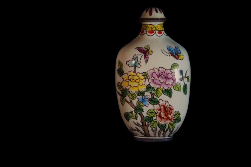 An Exquisite Cloisonne Flower and Butterfly Pattern Snuff Bottle: An Exquisite Cloisonne Flower and Butterfly Pattern Snuff Bottle Qing Dynasty, China Qianlong Four-character Mark Size:4cmx7.5cmx2.5cm (The Dimensions Of All Batches Are Manually Measured.If You