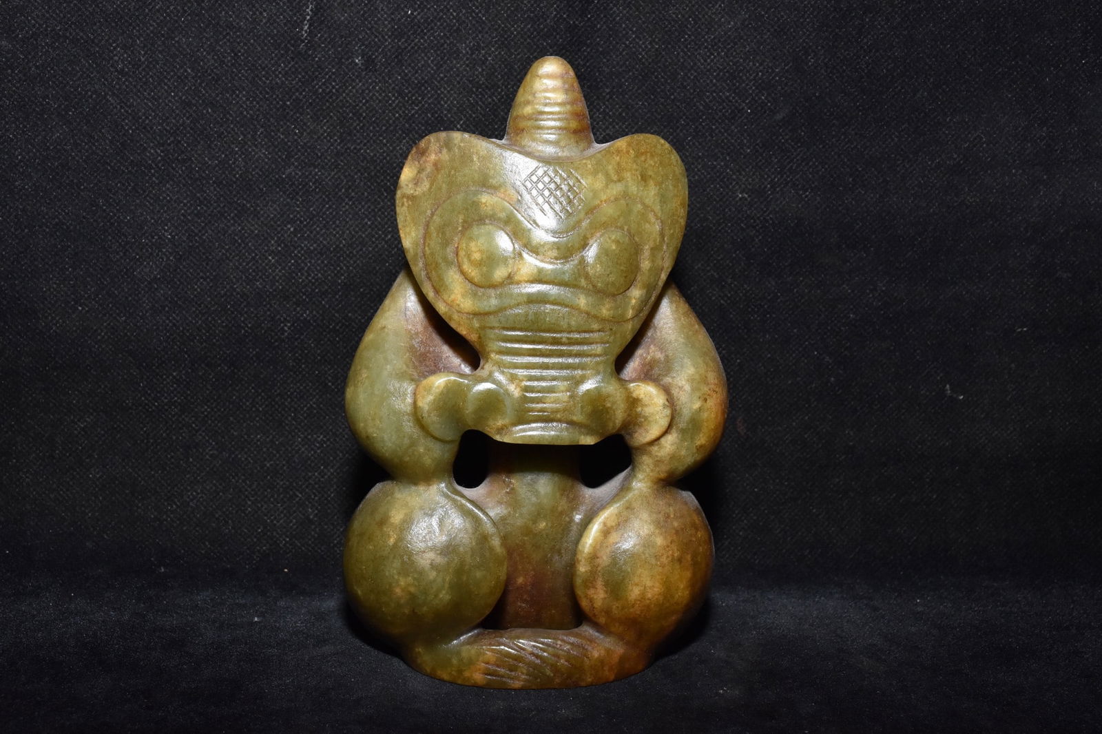 An Exquisite Hemo Jade Figure Ornament: An Exquisite Hemo Jade Figure Ornament Hongshan Culture Size:15cmx10cm Weight:910g (The Dimensions Of All Batches Are Manually Measured.If You Need More Detailed Information, Please Contact Our