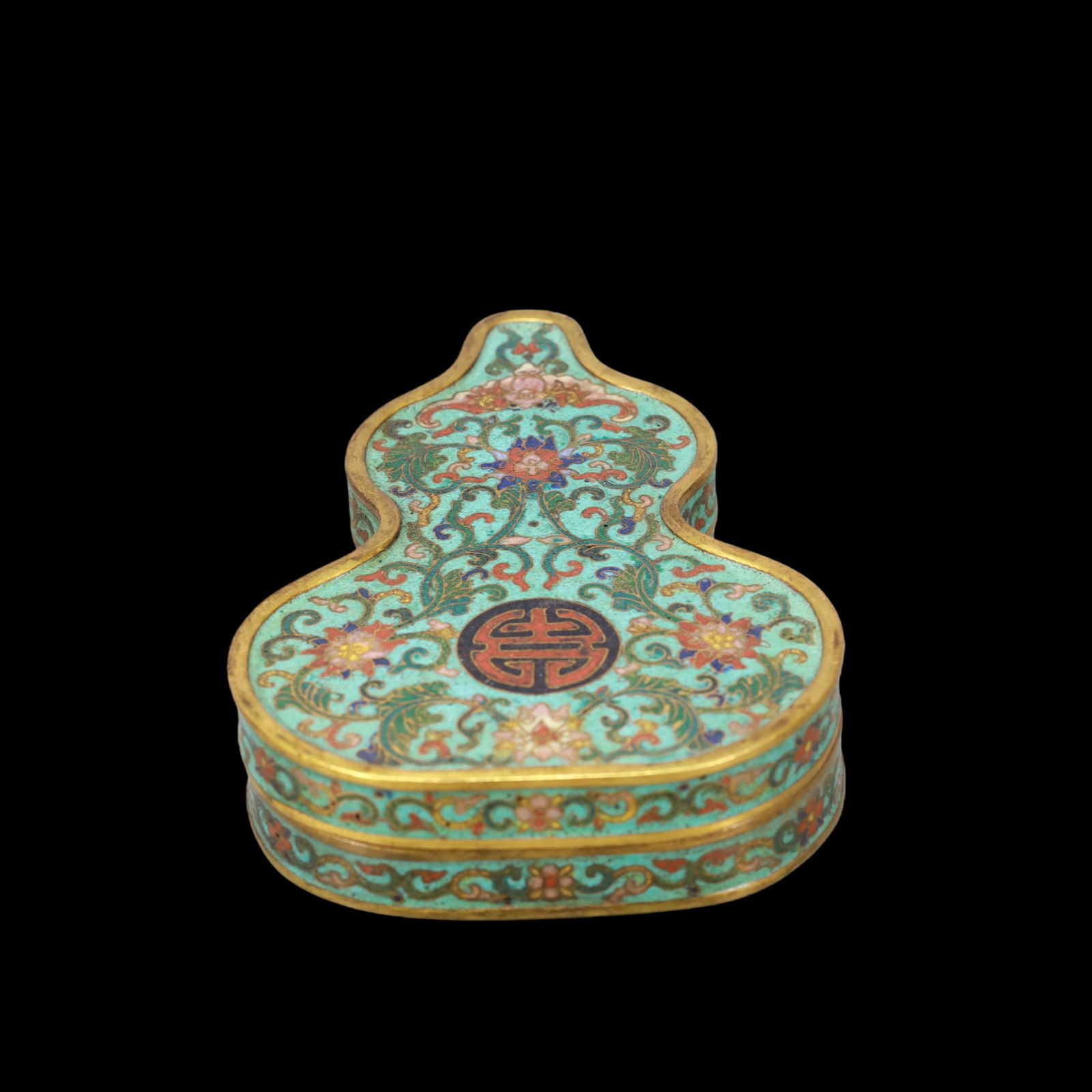 A Exquisite Cloisonne Lotus Pattern Bats and Peach Pattern Gourd-Shaped Box: A Exquisite Cloisonne Lotus Pattern Bats and Peach Pattern Gourd-Shaped Box Qing Dynasty, China Qianlong Four-character Mark Size:13.5cmx3cm Weight:500g (The Dimensions Of All Batches Are Manually Mea