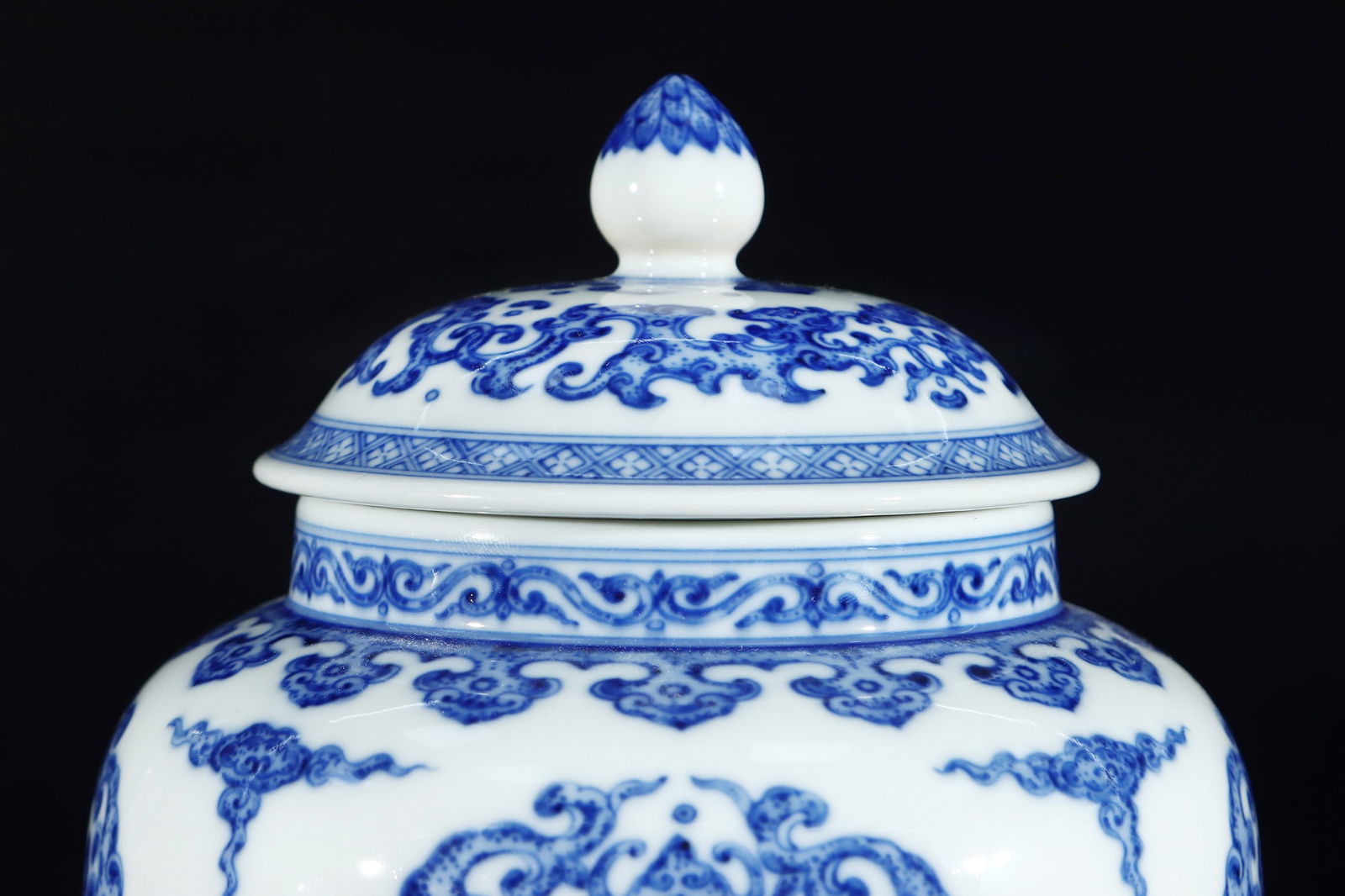An Exquisite Blue and White Chi-Dragon Pattern Tea Caddy - 5
