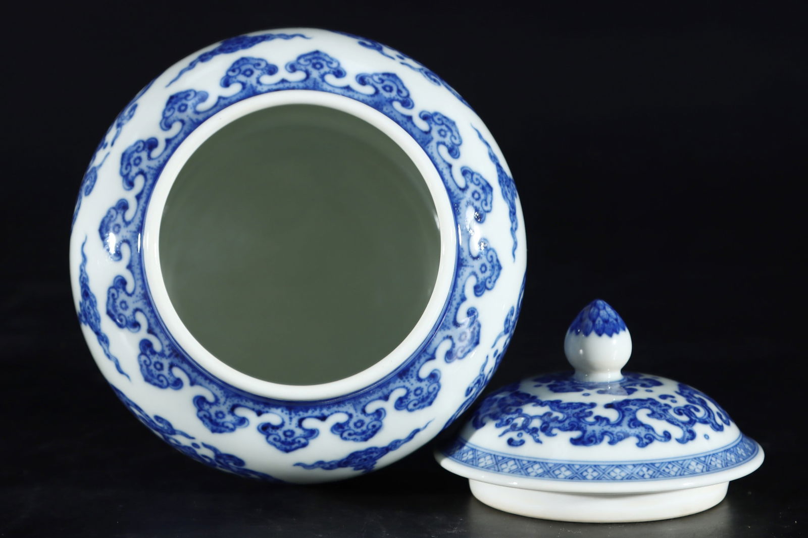 An Exquisite Blue and White Chi-Dragon Pattern Tea Caddy - 7