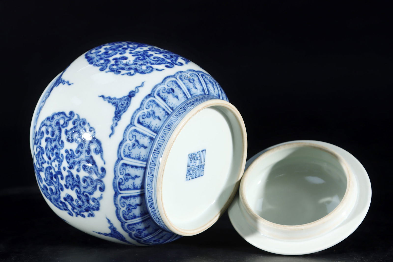An Exquisite Blue and White Chi-Dragon Pattern Tea Caddy - 8