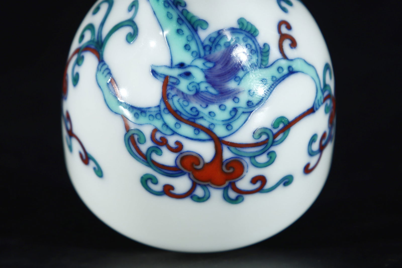 An Exquisite Doucai Dragon Pattern Vase - 2