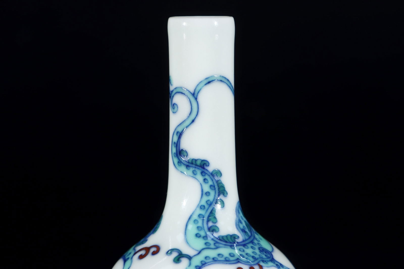 An Exquisite Doucai Dragon Pattern Vase - 5