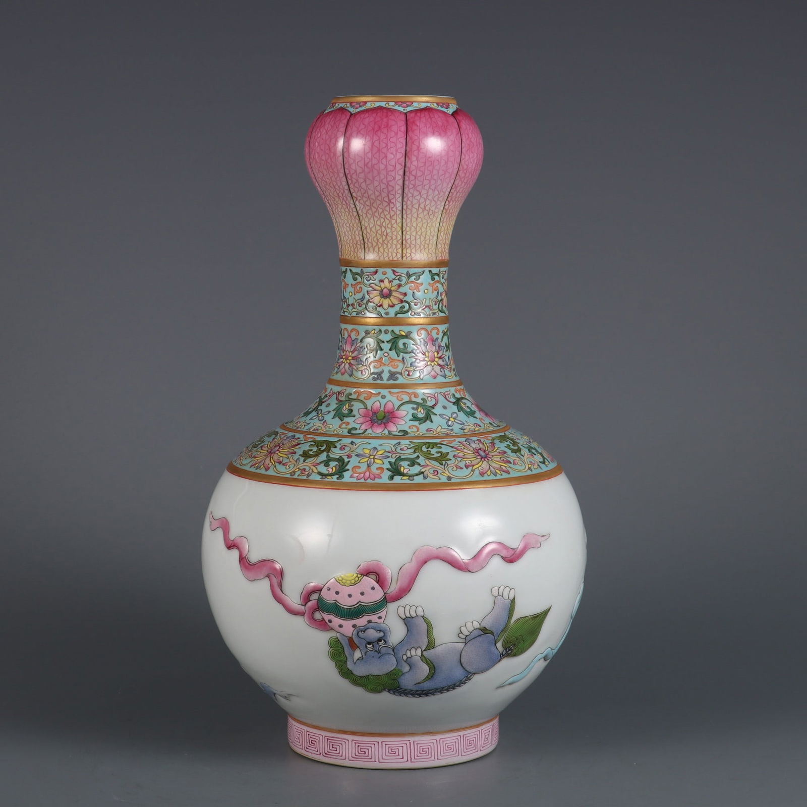 An Exquisite Famille-Rose Lotus Pattern Lion Pattern Vase - 2