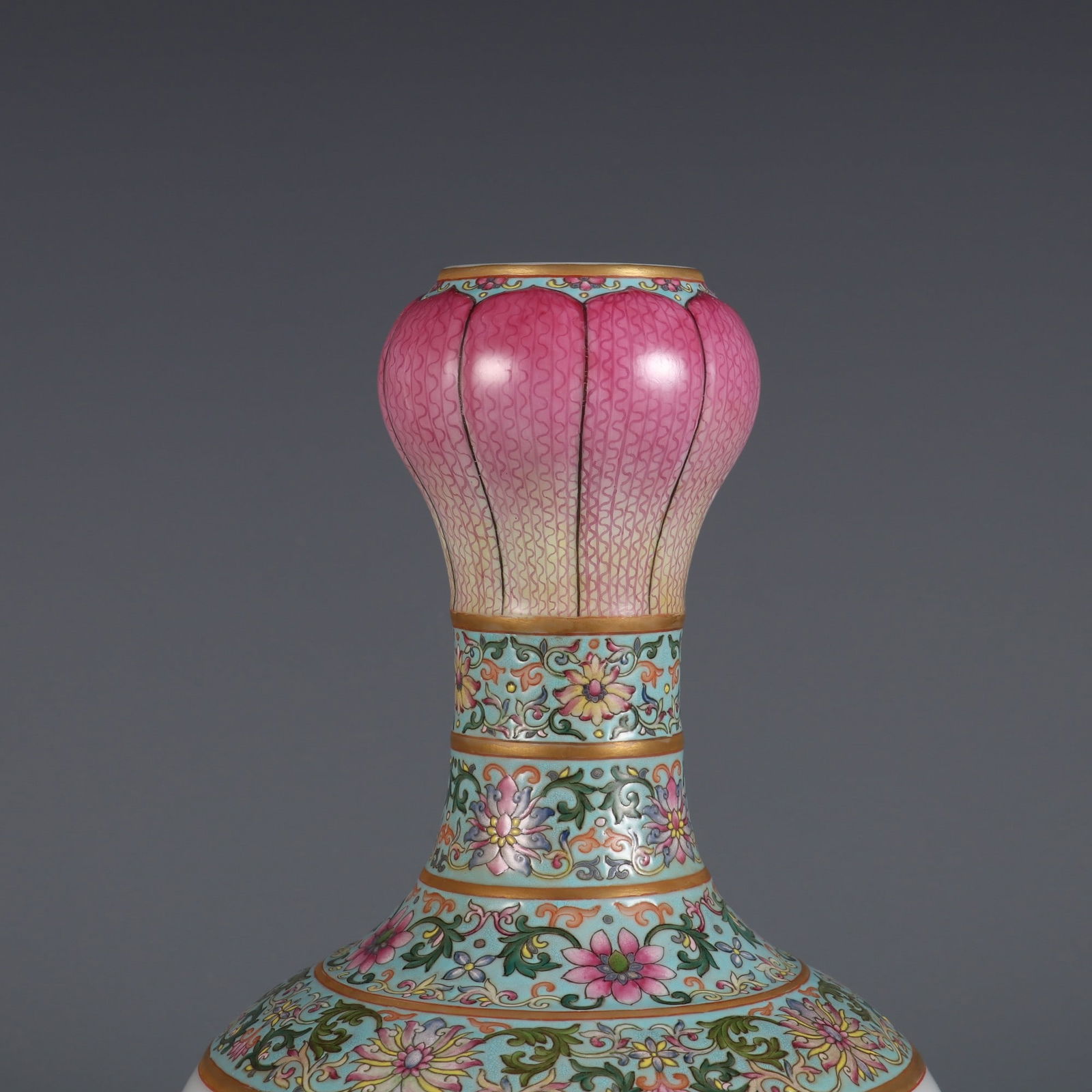 An Exquisite Famille-Rose Lotus Pattern Lion Pattern Vase - 4