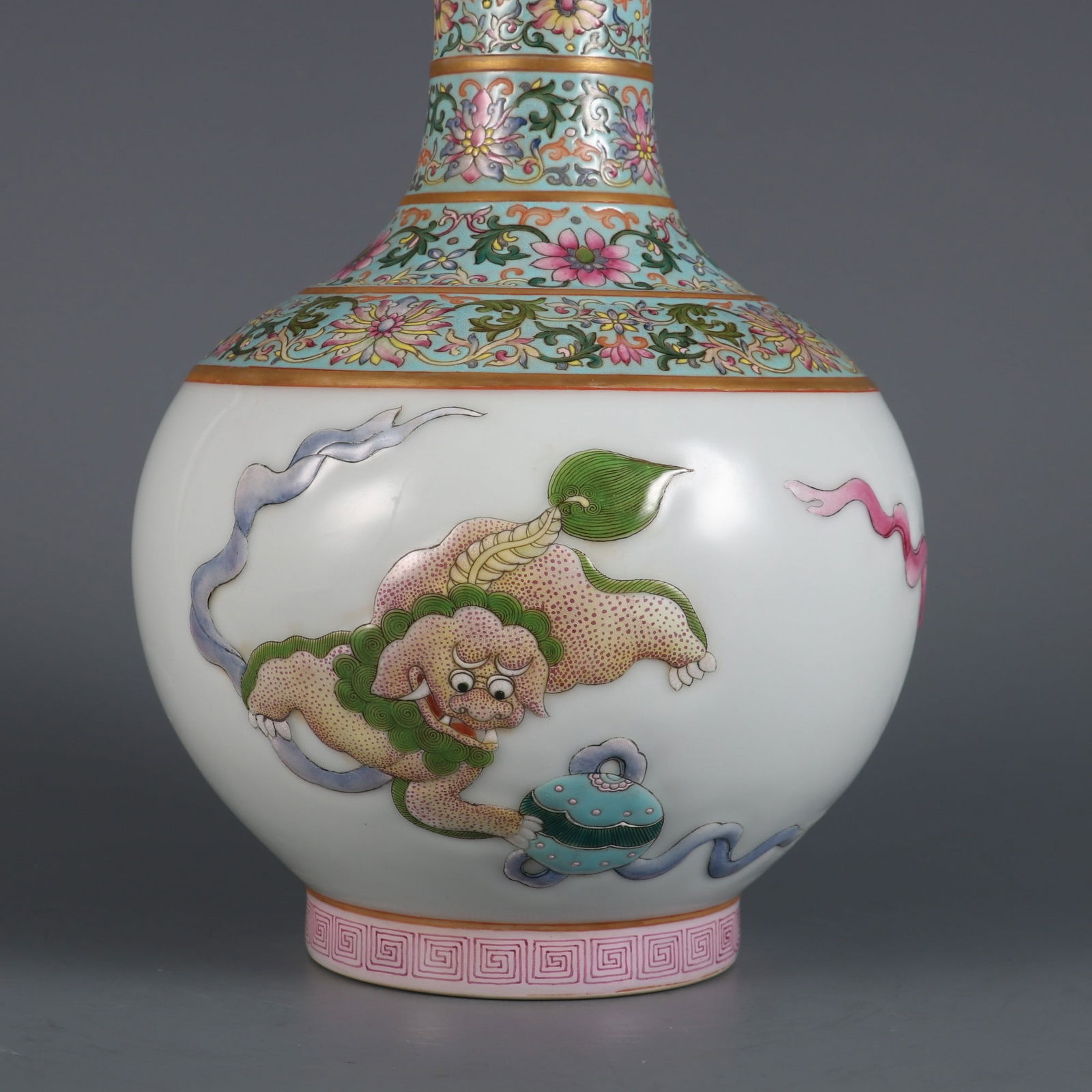 An Exquisite Famille-Rose Lotus Pattern Lion Pattern Vase - 5