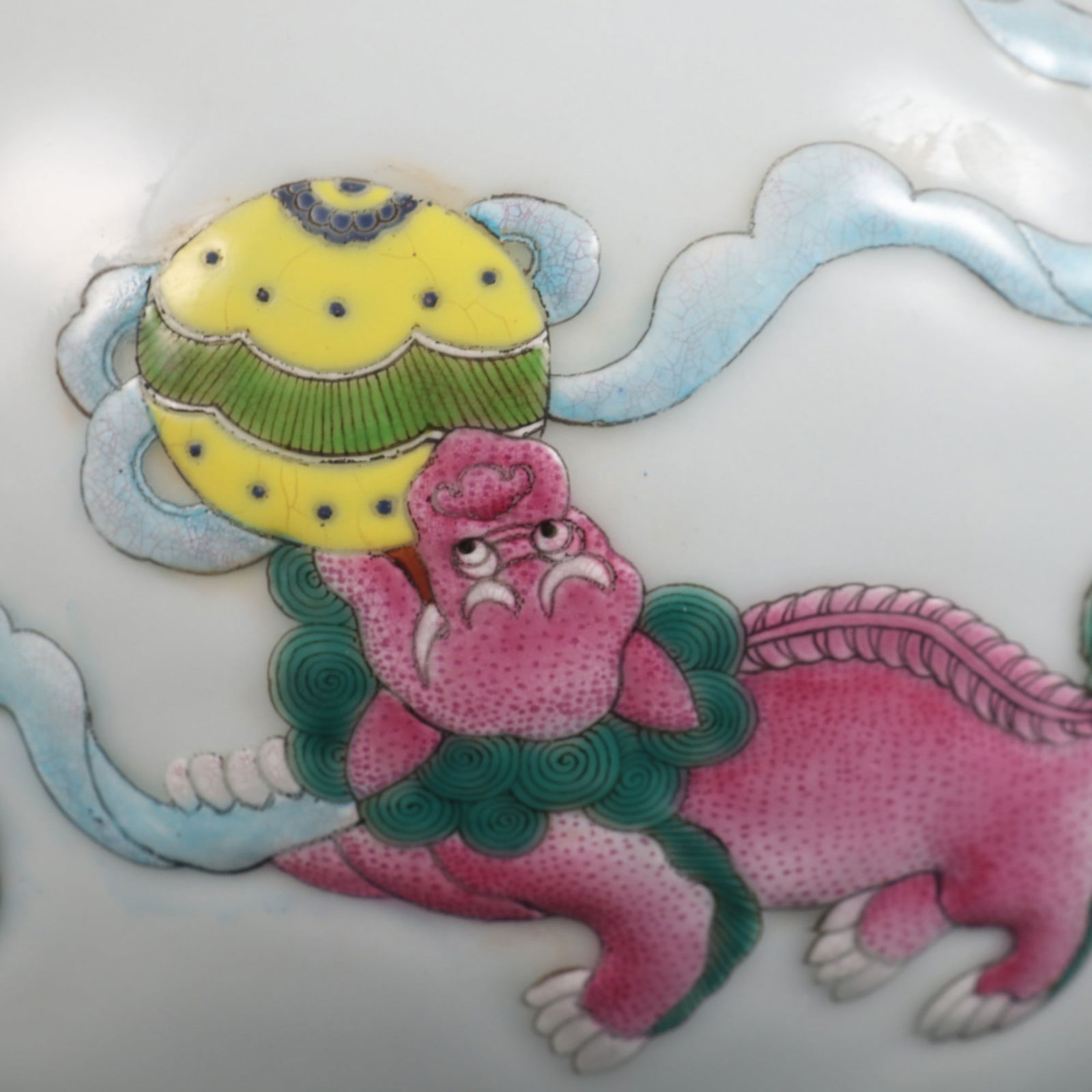 An Exquisite Famille-Rose Lotus Pattern Lion Pattern Vase - 7