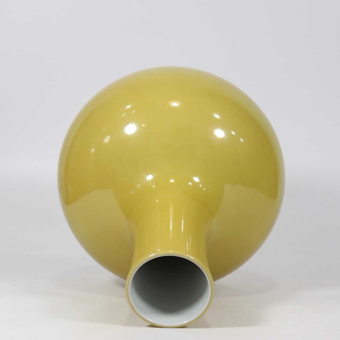 An Exquisite Yellow Glazed Vase - 4