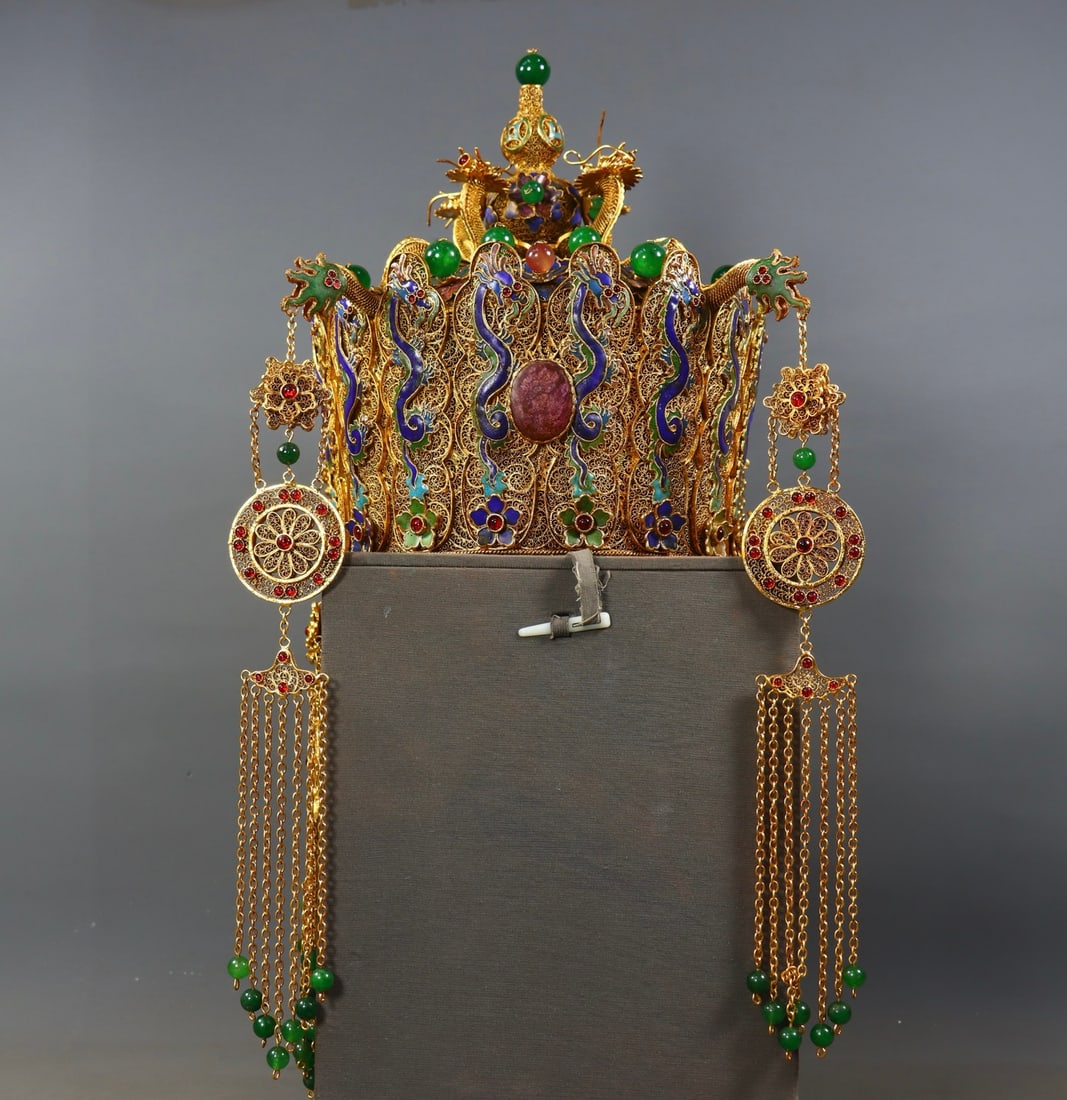 An Exquisite Gilt Bronze Inlaid Gems phoenix coronet: An Exquisite Gilt Bronze Inlaid Gems phoenix coronet Qing Dynasty, China Qianlong Four-character Mark Size:26cmx30cm Weight:2750g (The Dimensions Of All Batches Are Manually Measured.If You Need