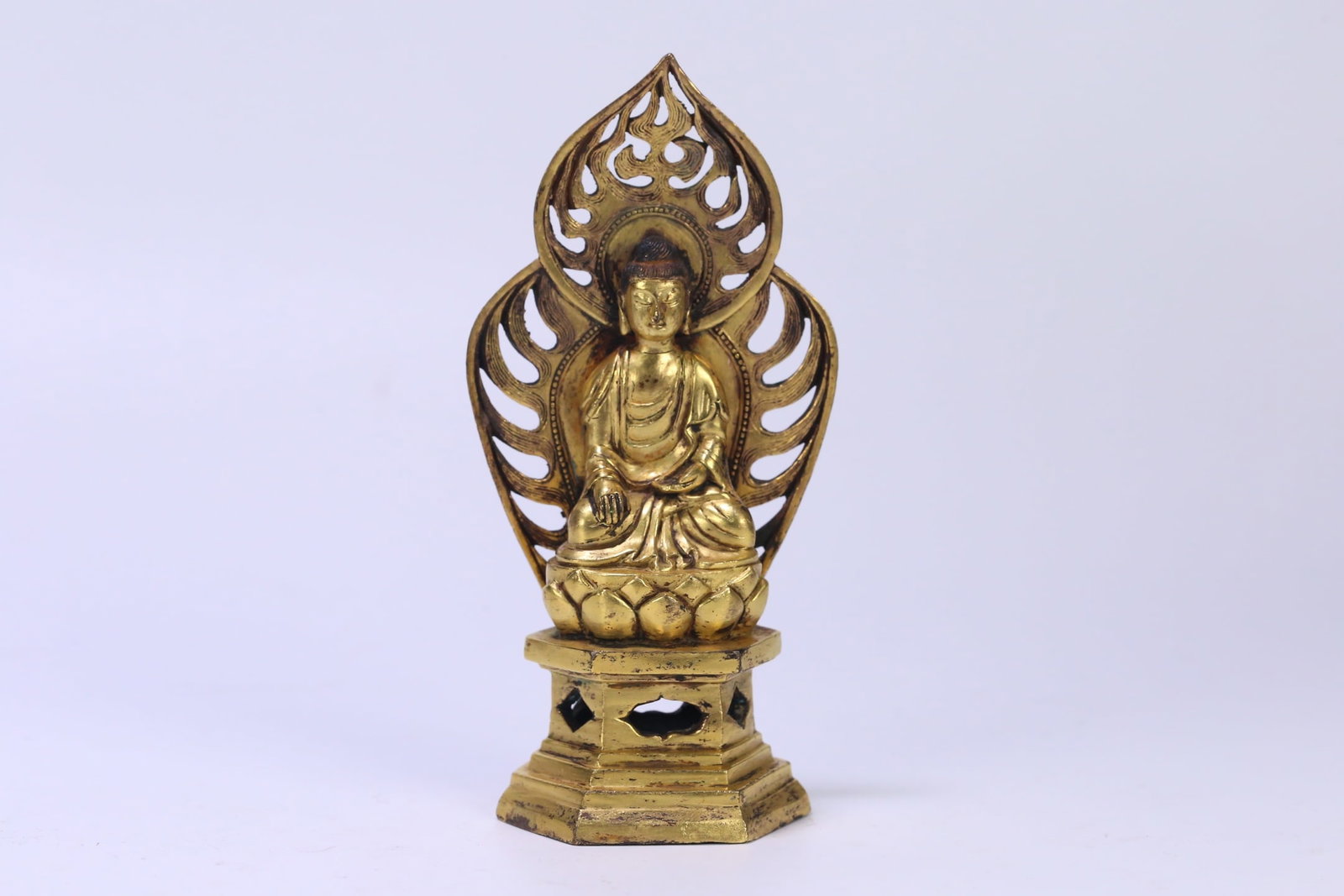 An Exquisite Gilt Bronze Statue of Sakyamuni Ornament: An Exquisite Gilt Bronze Statue of Sakyamuni Ornament Qing Dynasty, China Size:14.8cmx6.2cmx4.8cm Weight:425.7g (The Dimensions Of All Batches Are Manually Measured.If You Need More Detailed