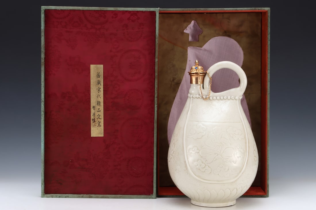 An Exquisite Ding yao Cover with Gold Character and Story Pattern Ewer: An Exquisite Ding yao Cover with Gold Character and Story Pattern Ewer Song Dynasty, China Size:33.8cmx21.3cm (The Dimensions Of All Batches Are Manually Measured.If You Need More Detailed
