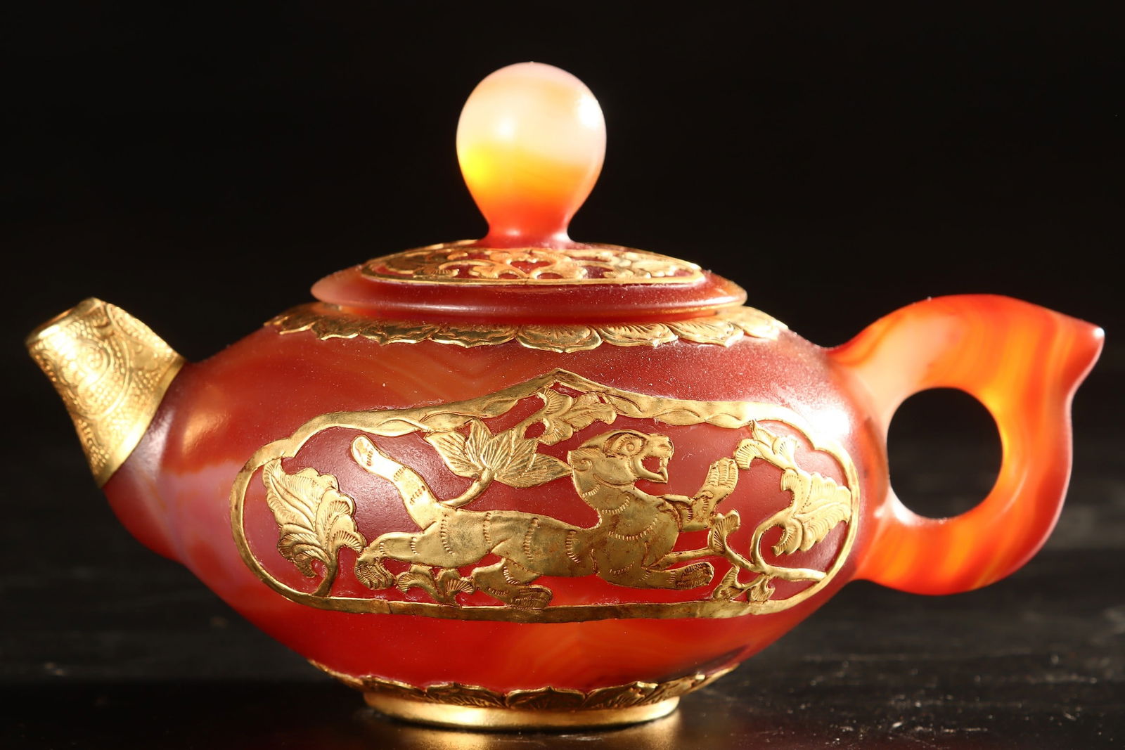 An Exquisite Agate Cover with Gold Auspicious Beast Pattern Teapot: An Exquisite Agate Cover with Gold Auspicious Beast Pattern Teapot the Warring States period in China Size:10cmx15cm Weight:369g (The Dimensions Of All Batches Are Manually Measured.If You Need