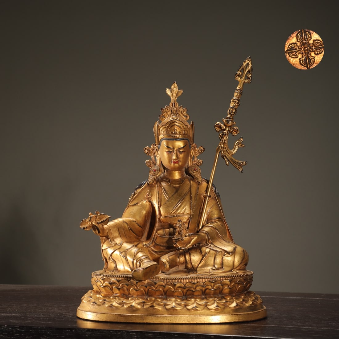An Exquisite Gilt Bronze Statue of Padma Sambhava: An Exquisite Gilt Bronze Statue of Padma Sambhava Qing Dynasty, China Size:22.8cmx16.2cm Weight:1600g (The Dimensions Of All Batches Are Manually Measured.If You Need More Detailed Information,