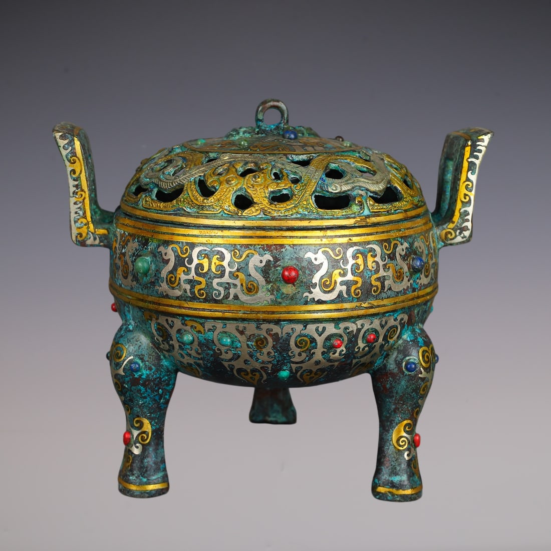 An Exquisite Bronze Inlaid Gold Inlaid Gems Auspicious Beast Pattern Double-Ears and Tripod Censer: An Exquisite Bronze Inlaid Gold Inlaid Gems Auspicious Beast Pattern Double-Ears and Tripod Censer Han Dynasty, China Size:21.5cmx17cmx18cm Weight:2420g (The Dimensions Of All Batches Are Manually