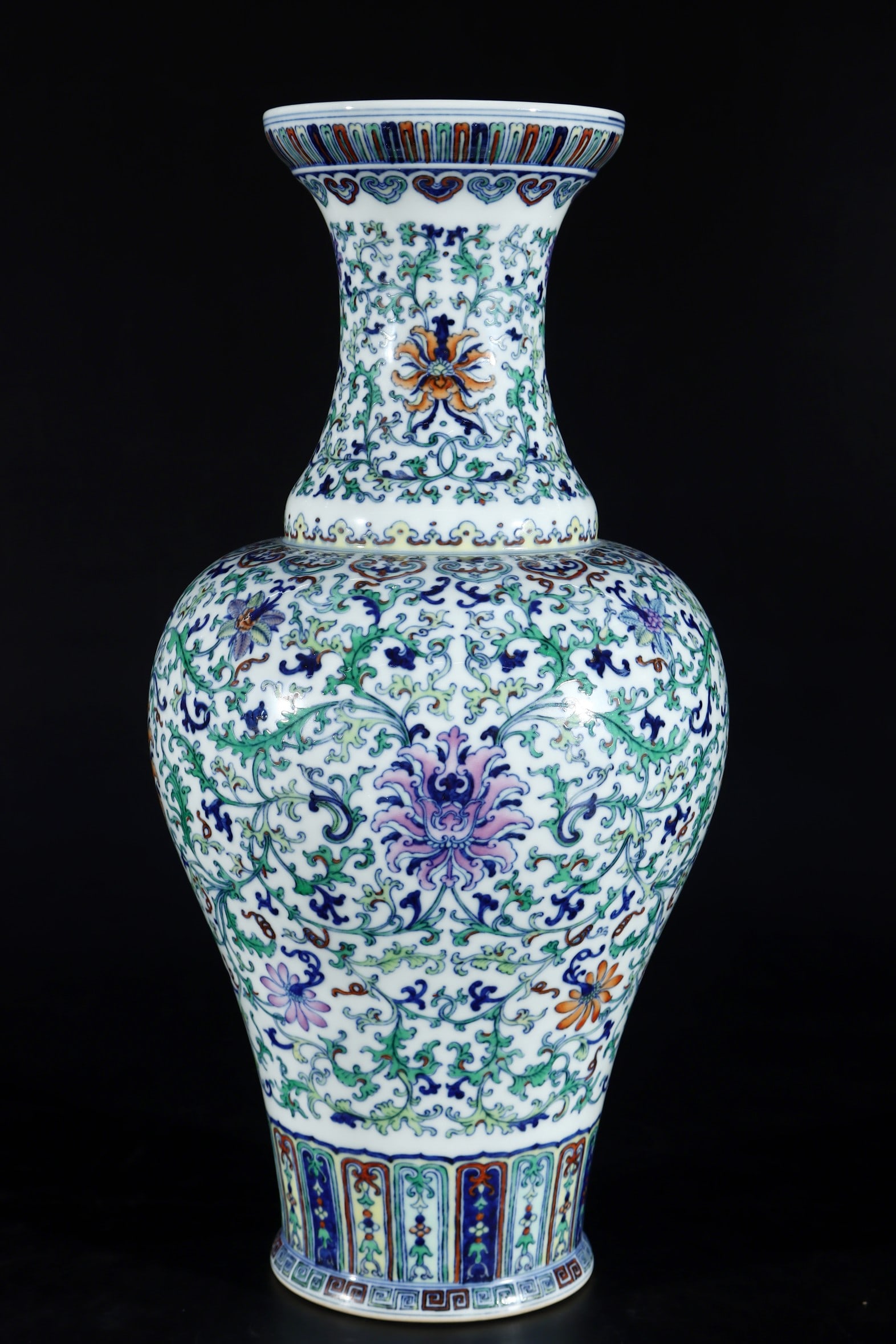 An Exquisite Doucai Lotus Pattern Vase - 5