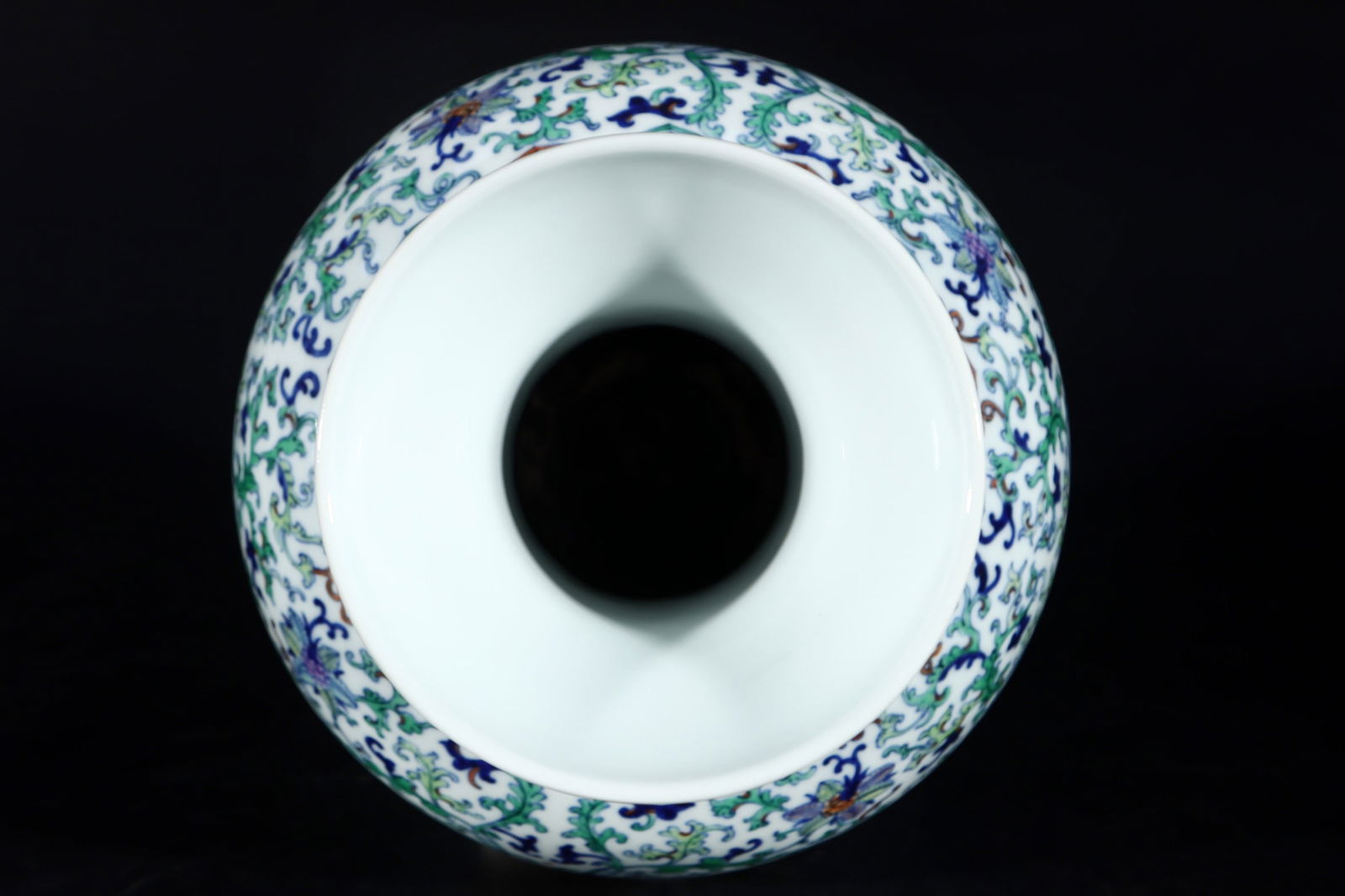 An Exquisite Doucai Lotus Pattern Vase - 7