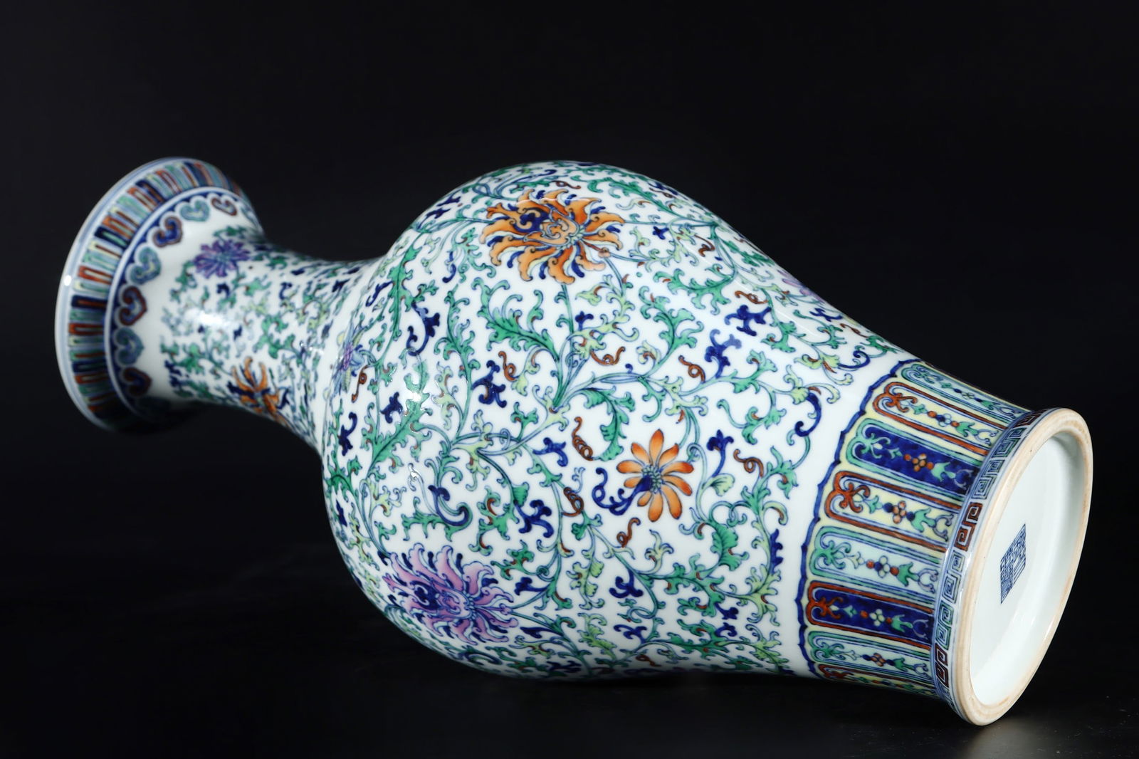 An Exquisite Doucai Lotus Pattern Vase - 8