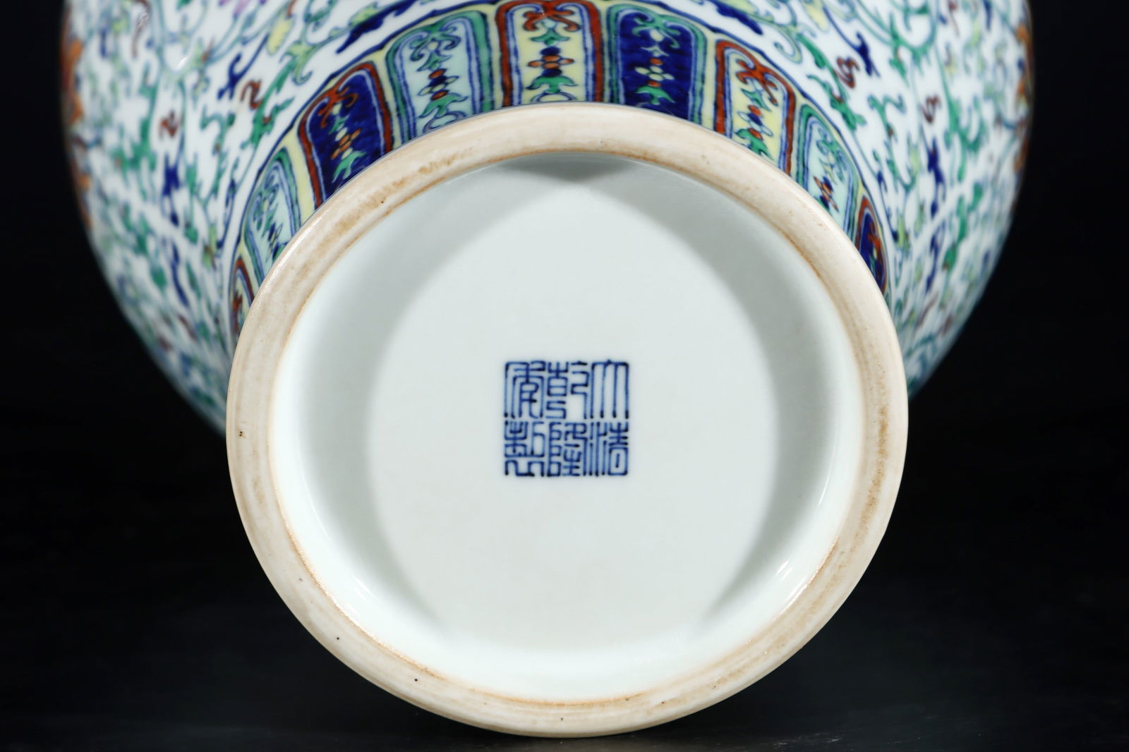 An Exquisite Doucai Lotus Pattern Vase - 9