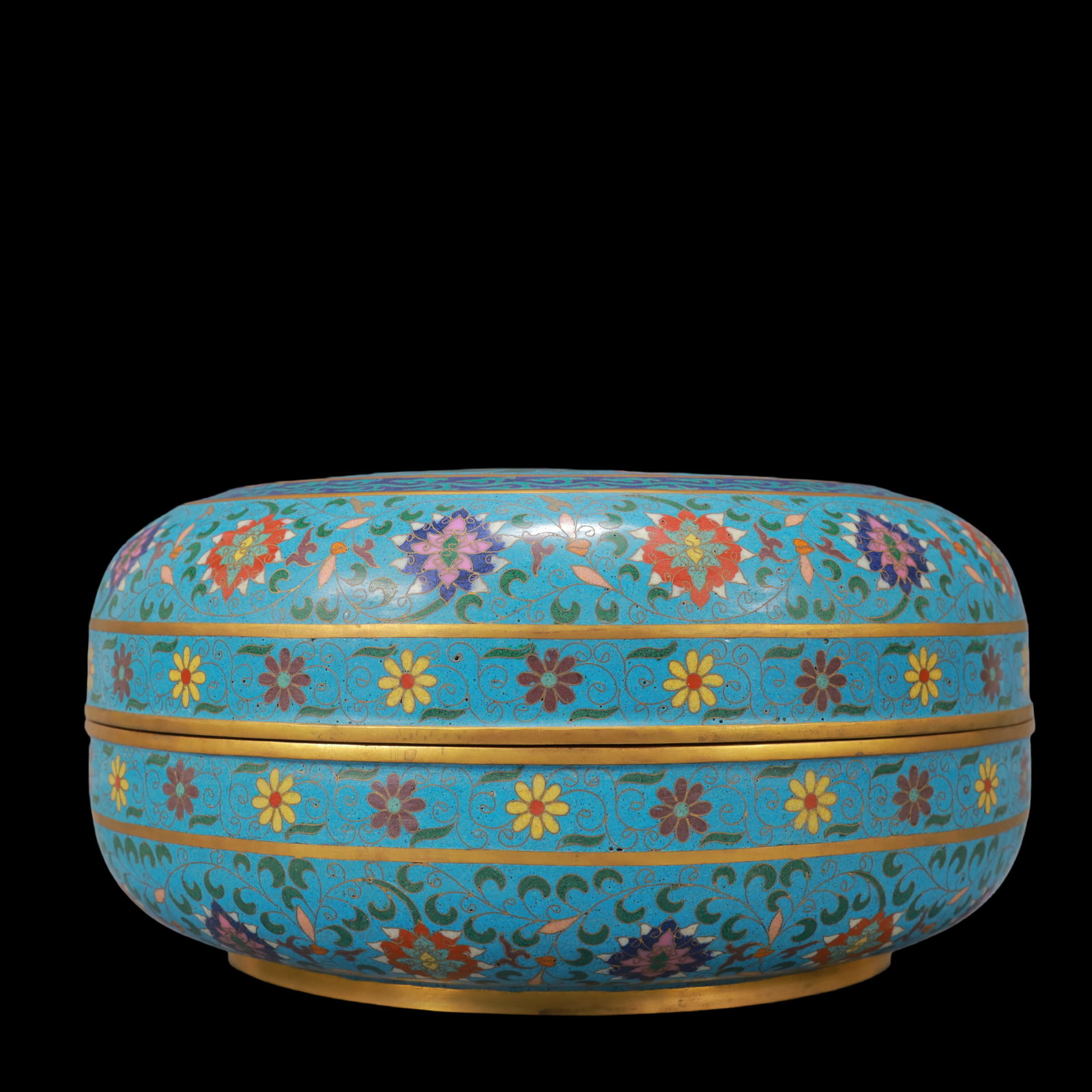 A Rare Cloisonne Lotus and Lion Pattern Cover Box: A Rare Cloisonne Lotus and Lion Pattern Cover Box Qing Dynasty China Qianlong Four-character Mark Size:16.5cmx31cm Weight:6500g (The Dimensions Of All Batches Are Manually Measured.If You