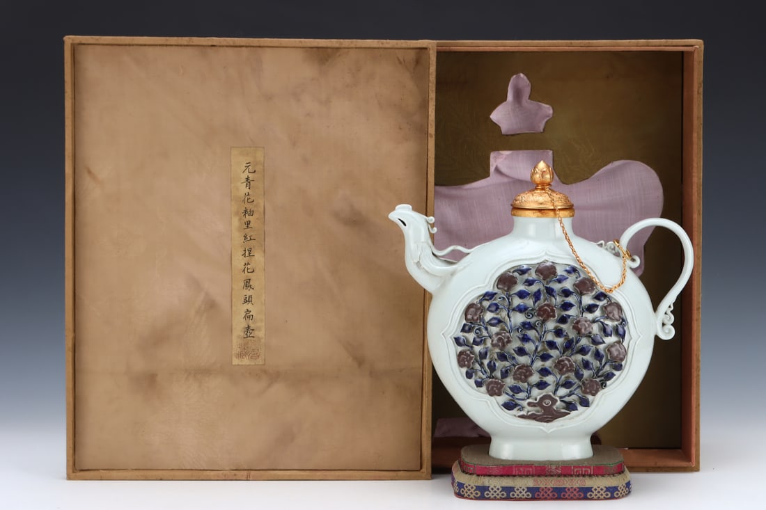An Exquisite Blue and White Underglaze-Red Cover with Gold Flower Pattern Ewer: An Exquisite Blue and White Underglaze-Red Cover with Gold Flower Pattern Ewer Yuan Dynasty, China Size:27.3cmx27cm (The Dimensions Of All Batches Are Manually Measured.If You Need More Detailed