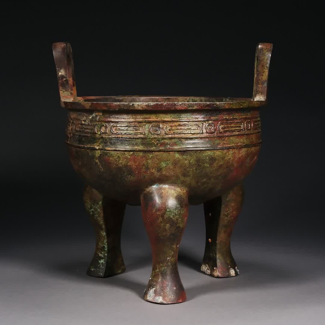 A bronze tripod of the Han Dynasty: Han Dynasty bronze tripod SIZE: H:32cm mouthD:27cm (The Dimensions Of All Batches Are Manually Measured.If You Need More Detailed Information, Please Contact Our Customer Service Before Bidding.)